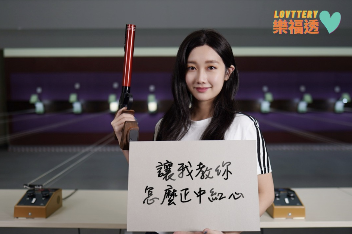 吳佳穎中分長髮造型讓網友驚呼變成熟了。（翻攝自吳佳穎IG）