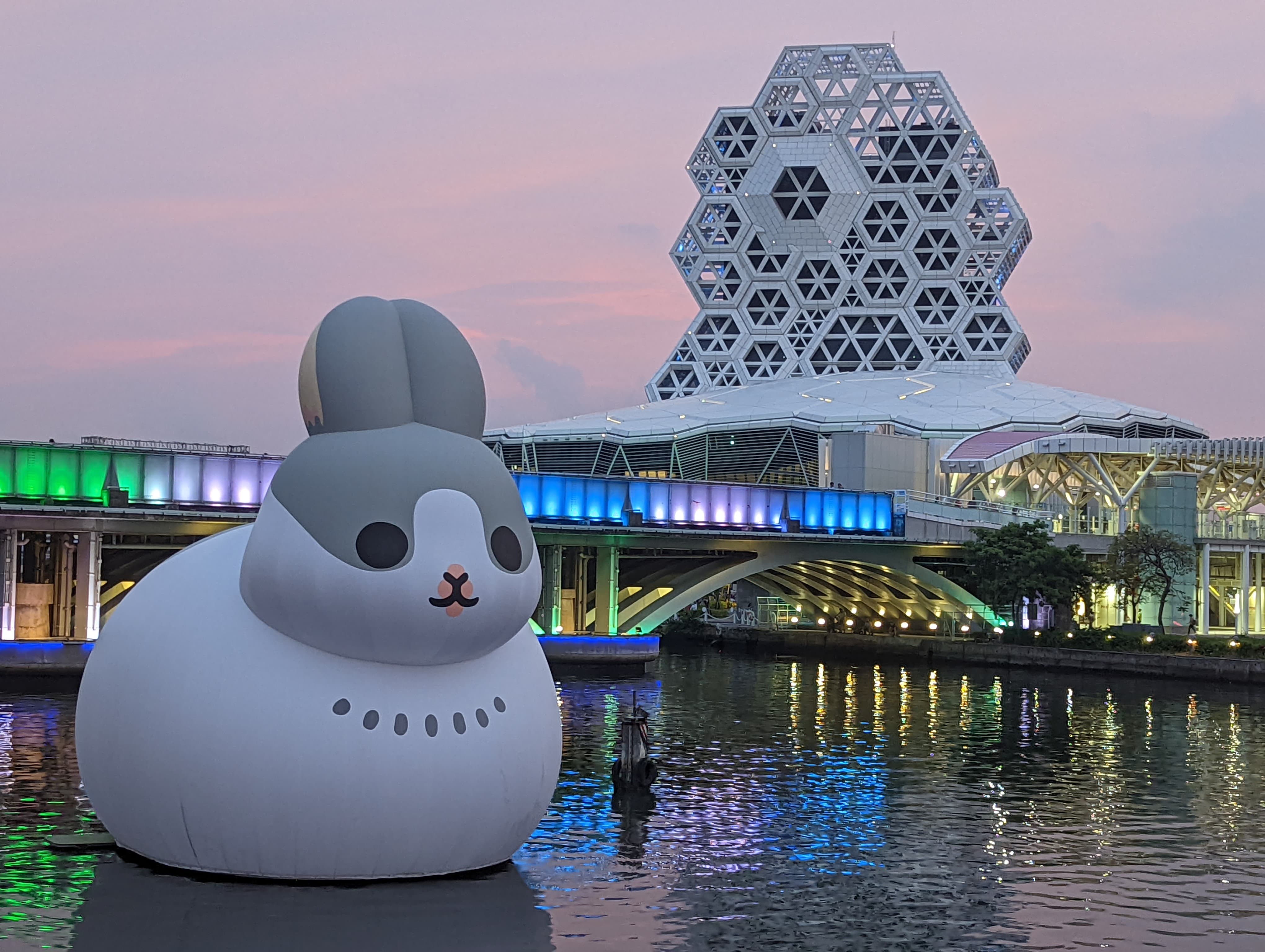 台灣貼圖角色登上愛河灣，圖為「ㄇㄚˊ幾兔」的巨型充氣裝置。