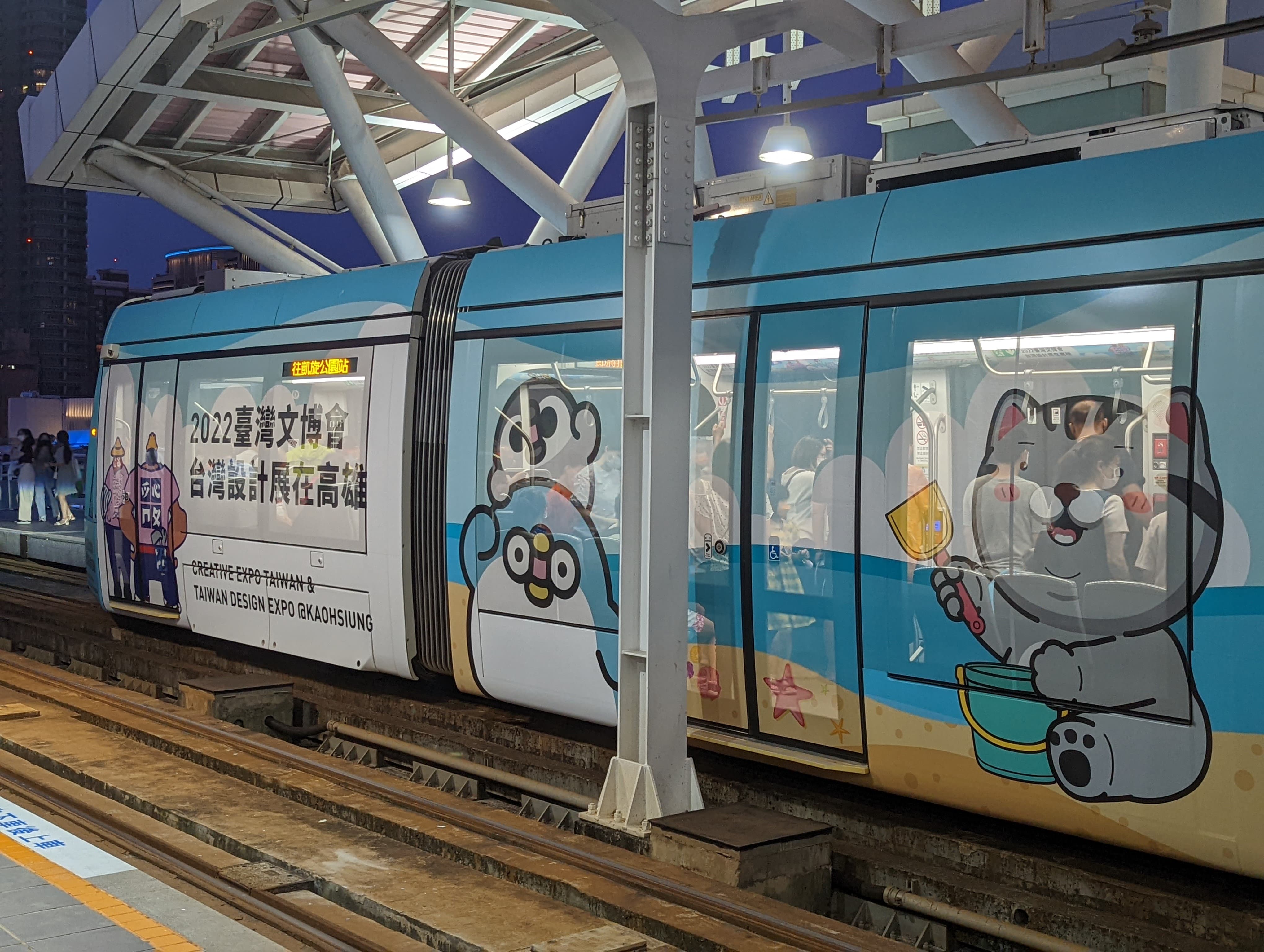 6位創作者的貼圖角色躍上高雄輕軌車體。