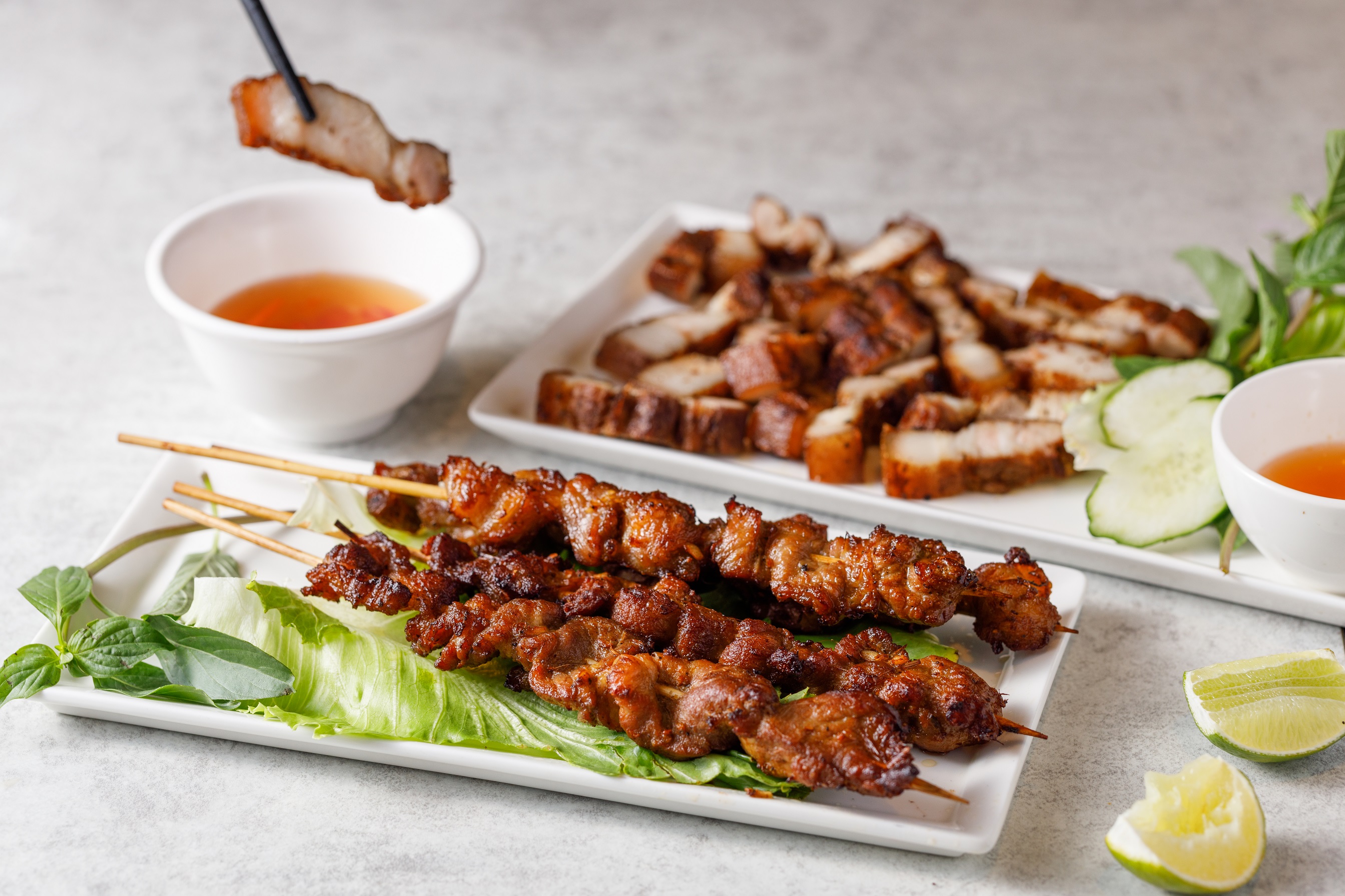 「烤三層肉」與「烤豬肉串」以鄉料醃過再烤，酥香甜嫩。（上，200元／份、下，50元／支）