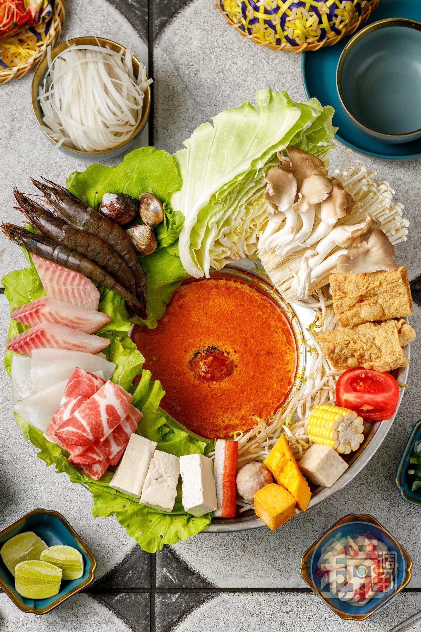 「主廚特製酸辣椰香綜合海鮮鍋」湯底以香茅、南薑、椰奶、羅望子、鳳梨...等二十多種食材熬煮而成，酸香令人上癮。（430元／份）