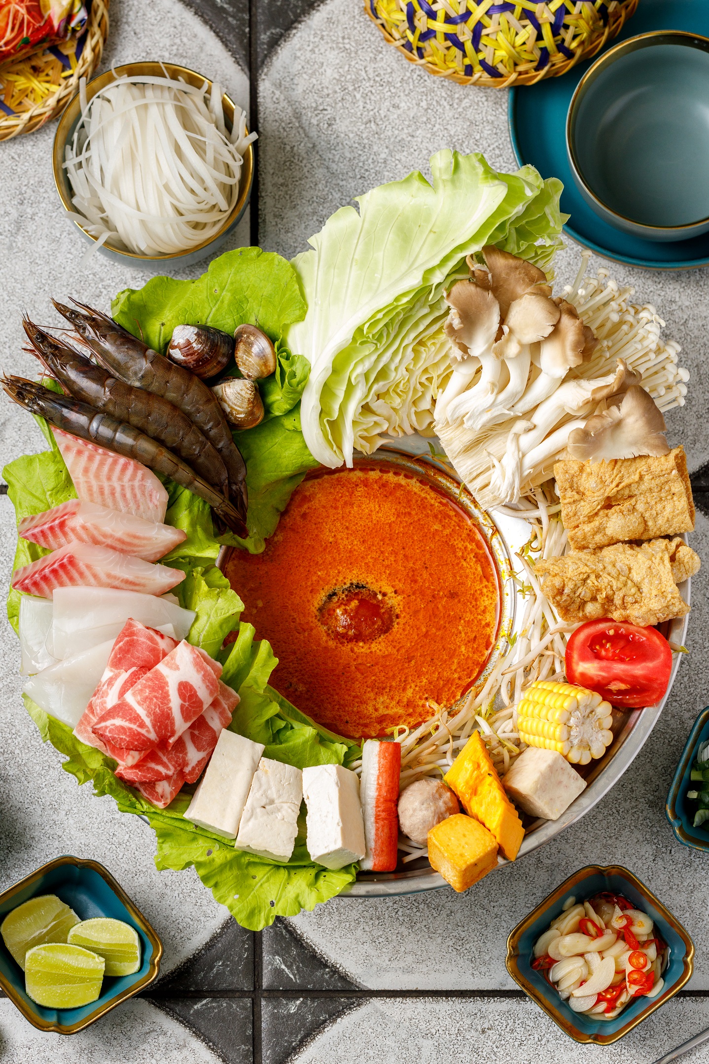 「主廚特製酸辣椰香綜合海鮮鍋」湯底以香茅、南薑、椰奶、羅望子、鳳梨...等二十多種食材熬煮而成，酸香令人上癮。（430元／份）