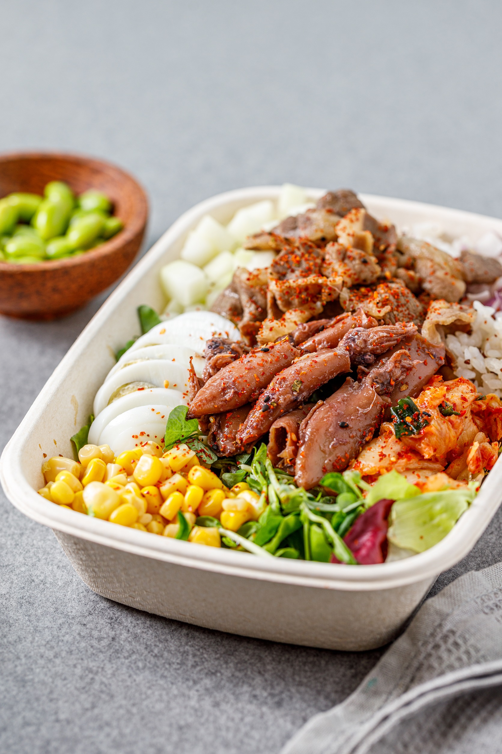 重口味和風小捲、牛五花海陸雙拼，搭配爽口藜麥飯與韓式泡菜以及主廚自製調醬。（365元／大份）