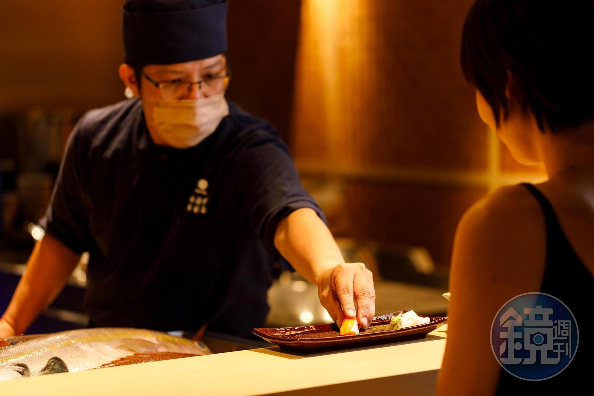 「瞞著爹」大直店多了可現點現切的生魚片服務，風格也轉為更有高級壽司吧的氛圍。