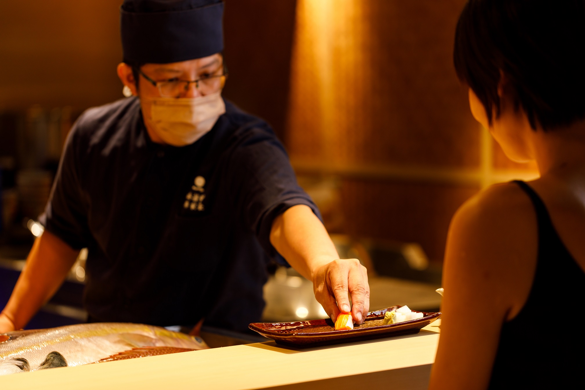 「瞞著爹」大直店多了可現點現切的生魚片服務，風格也轉為更有高級壽司吧的氛圍。