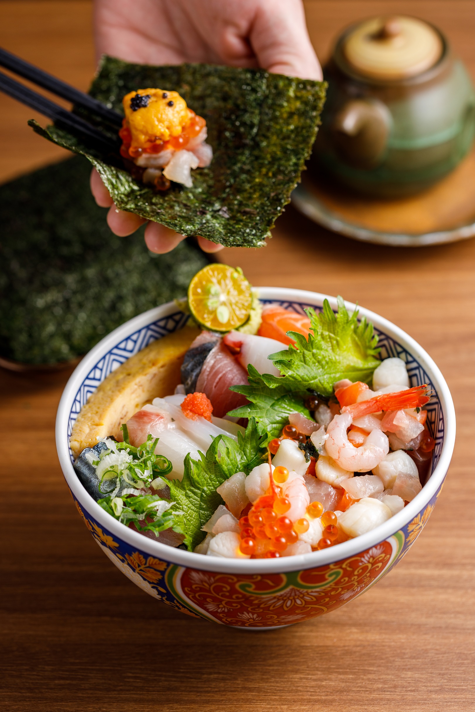 超澎湃「特選綜合雙拼丼」海鮮丼搭配散壽司，還可以海苔包覆做二吃（630元／份）