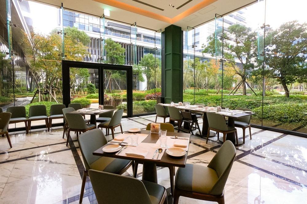 「Garden Kitchen」採光優良,在享用餐點之際也能滿足視野。(台北萬豪酒店提供)