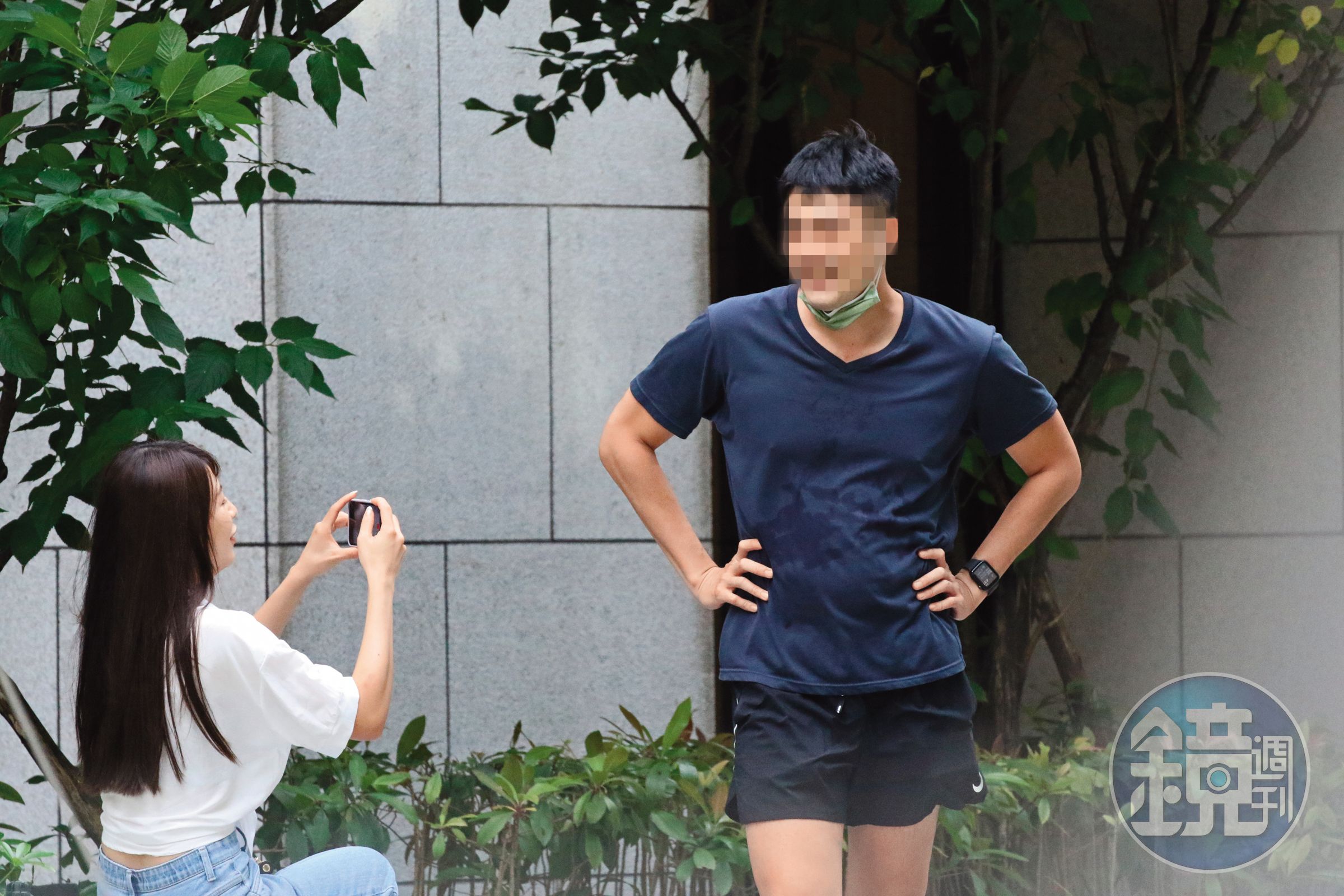 6/18 16:26 謝京穎在路邊和男友甜蜜互拍，男友模樣也現形，是個濃眉陽光短褲男。