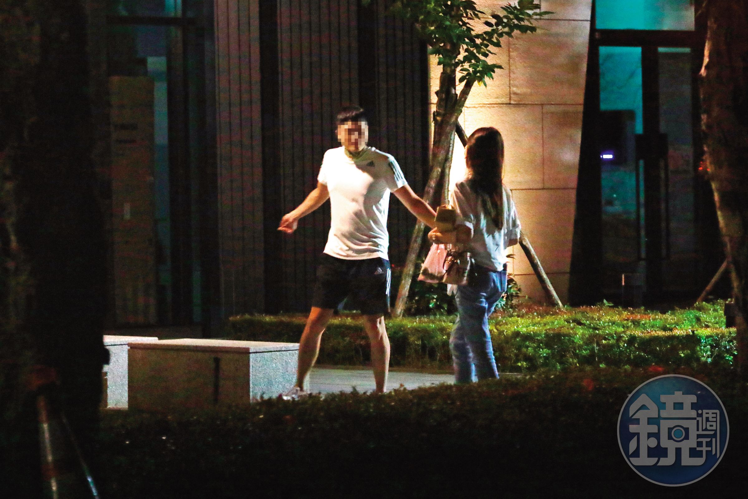 6/19 00:54 兩人在路邊發生爭執，謝京穎男友模樣憤怒。