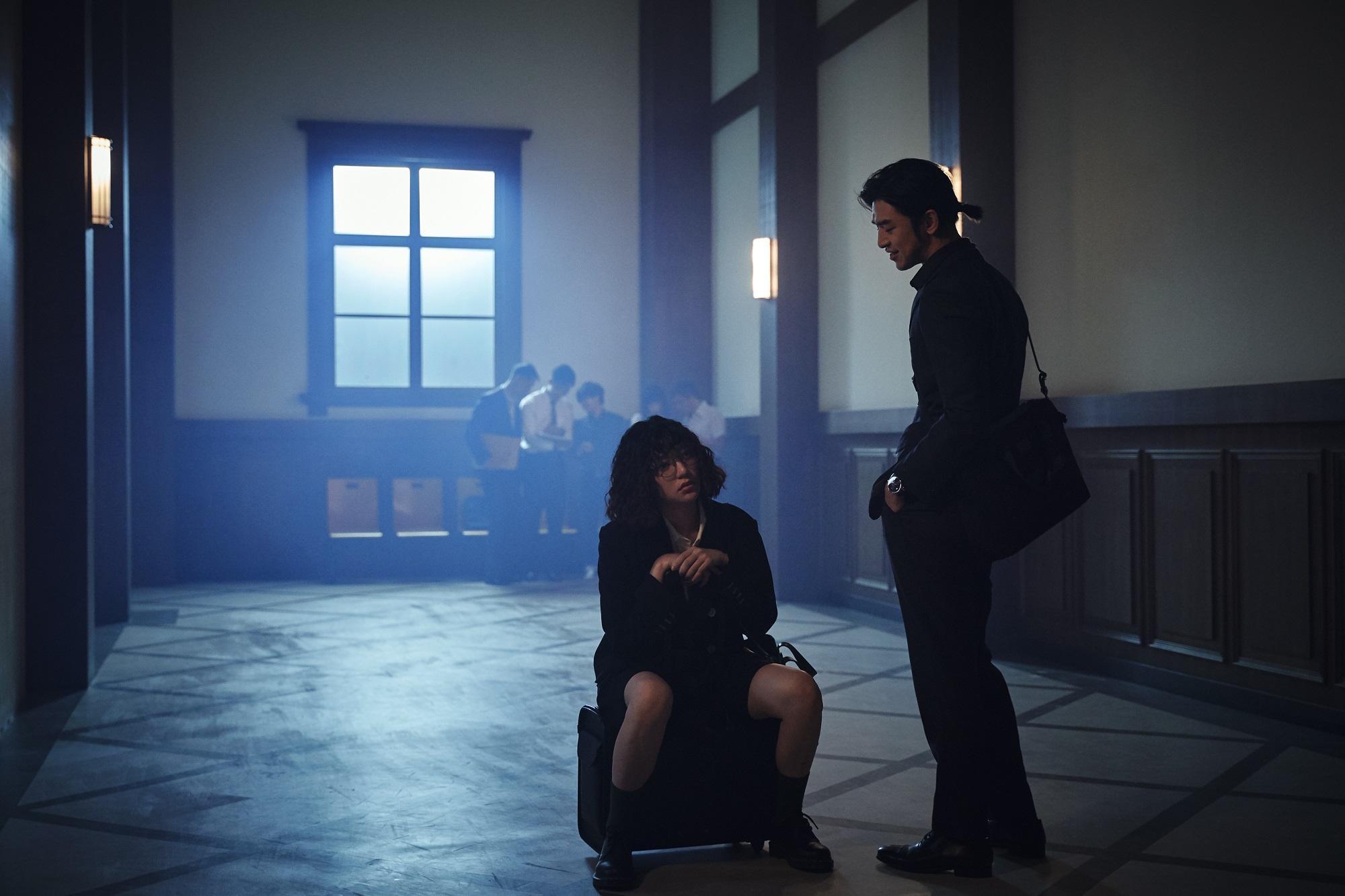陳柏霖(前右)挑戰貪財刻薄的精明律師,略帶浮誇的表演方式令觀眾印象深刻。前左為郭雪芙。(Disney+提供)
