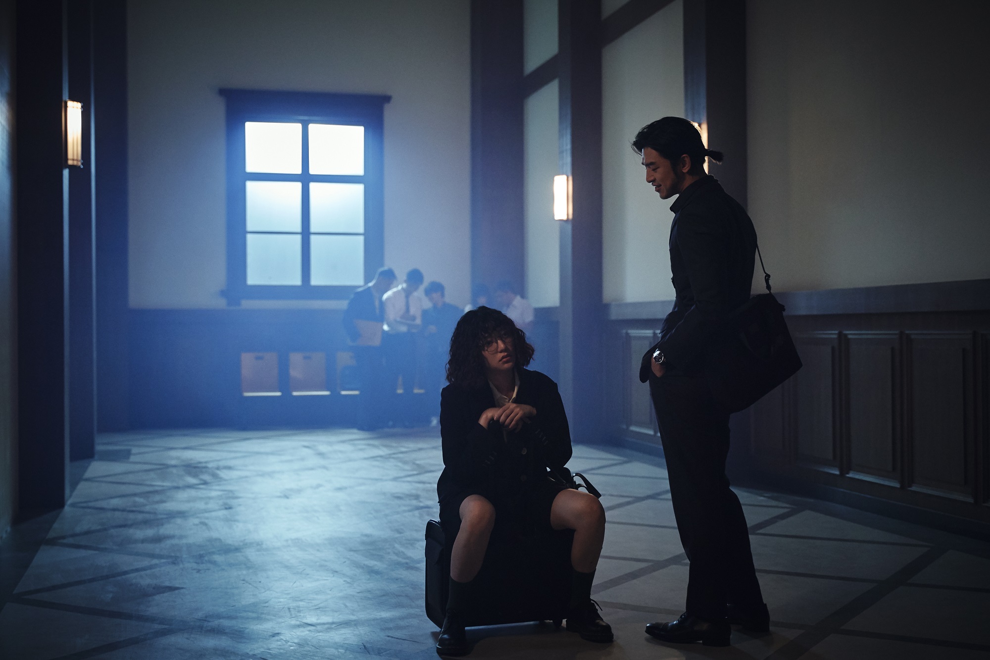 陳柏霖（前右）挑戰貪財刻薄的精明律師，略帶浮誇的表演方式令觀眾印象深刻。前左為郭雪芙。（Disney+提供）