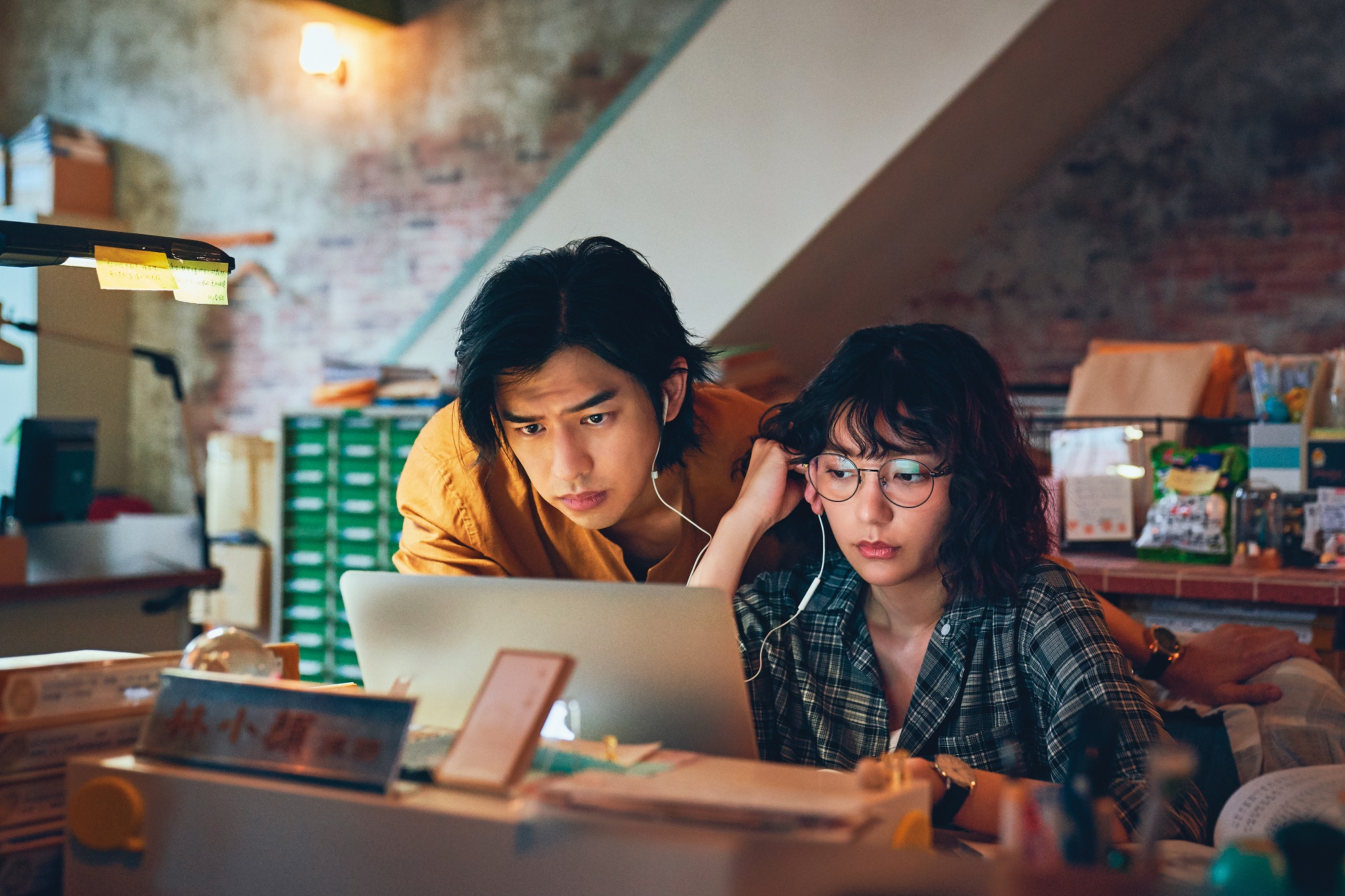 陳柏霖(右)與郭雪芙(左)在劇中飾演歡喜冤家,發展出隱而不顯的情愫。(Disney+提供)