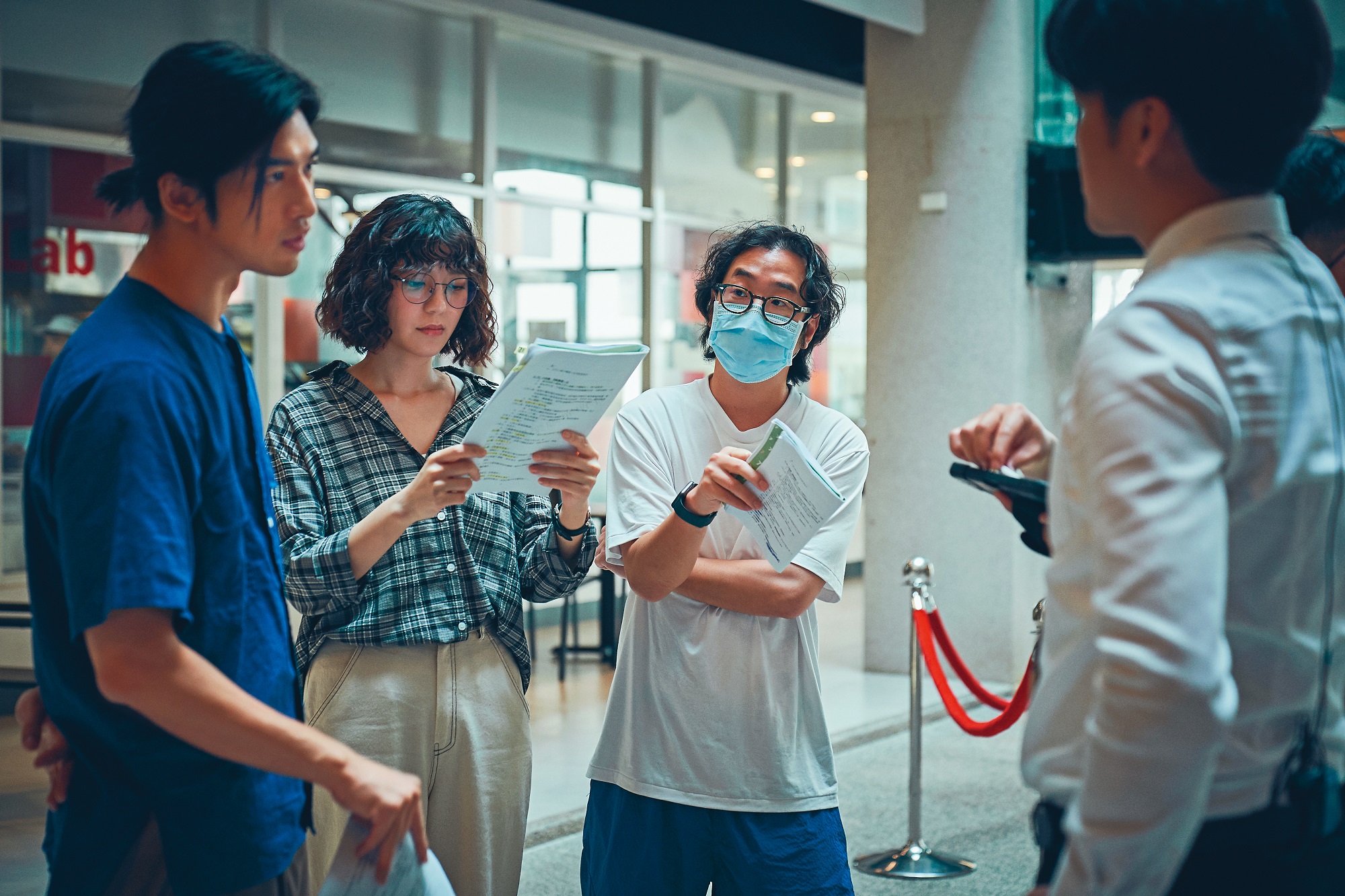 許富翔（右起）與郭雪芙、陳柏霖在拍攝現場討論台詞及走位。（Disney+提供）