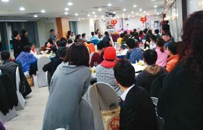 江媽炒房集團為取信被害人，曾席開多桌舉辦盛大尾牙宴。（讀者提供）