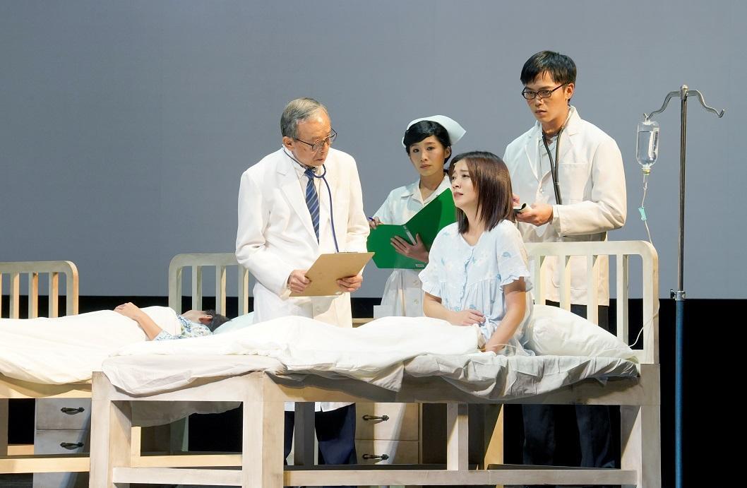 吳念真（左一）編導的《人間條件七─我是一片雲》使用自然生活語言。（綠光劇團提供）