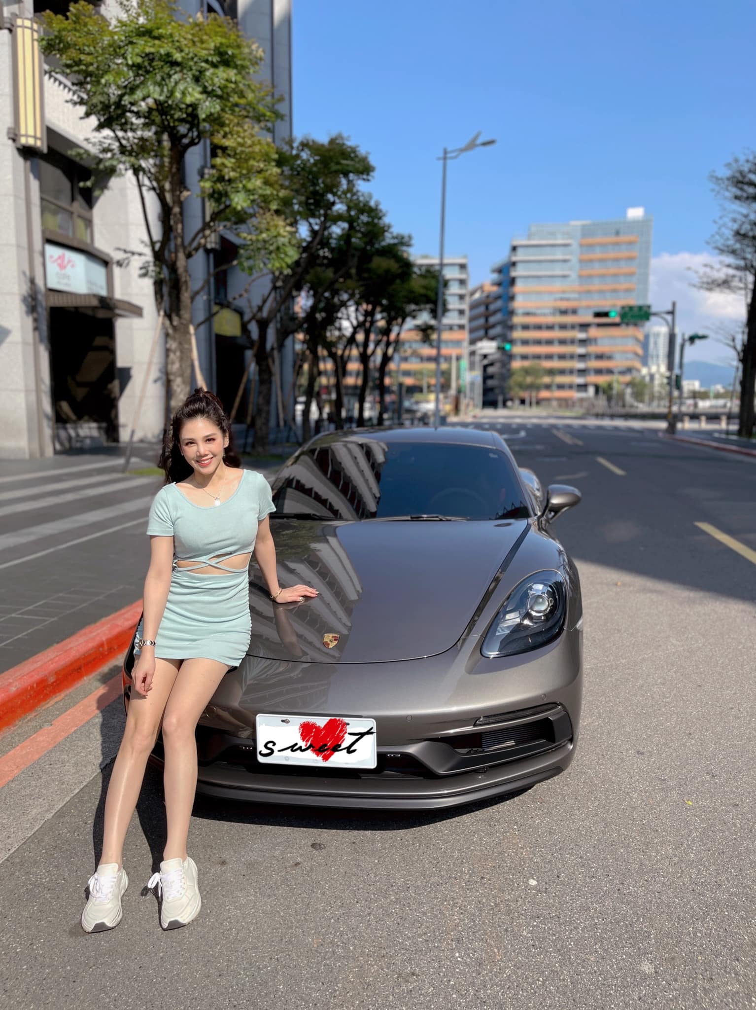 楊晨熙今年購入保時捷新車，卻被網友質疑是「乾爹」送的。（翻攝自楊晨熙臉書）
