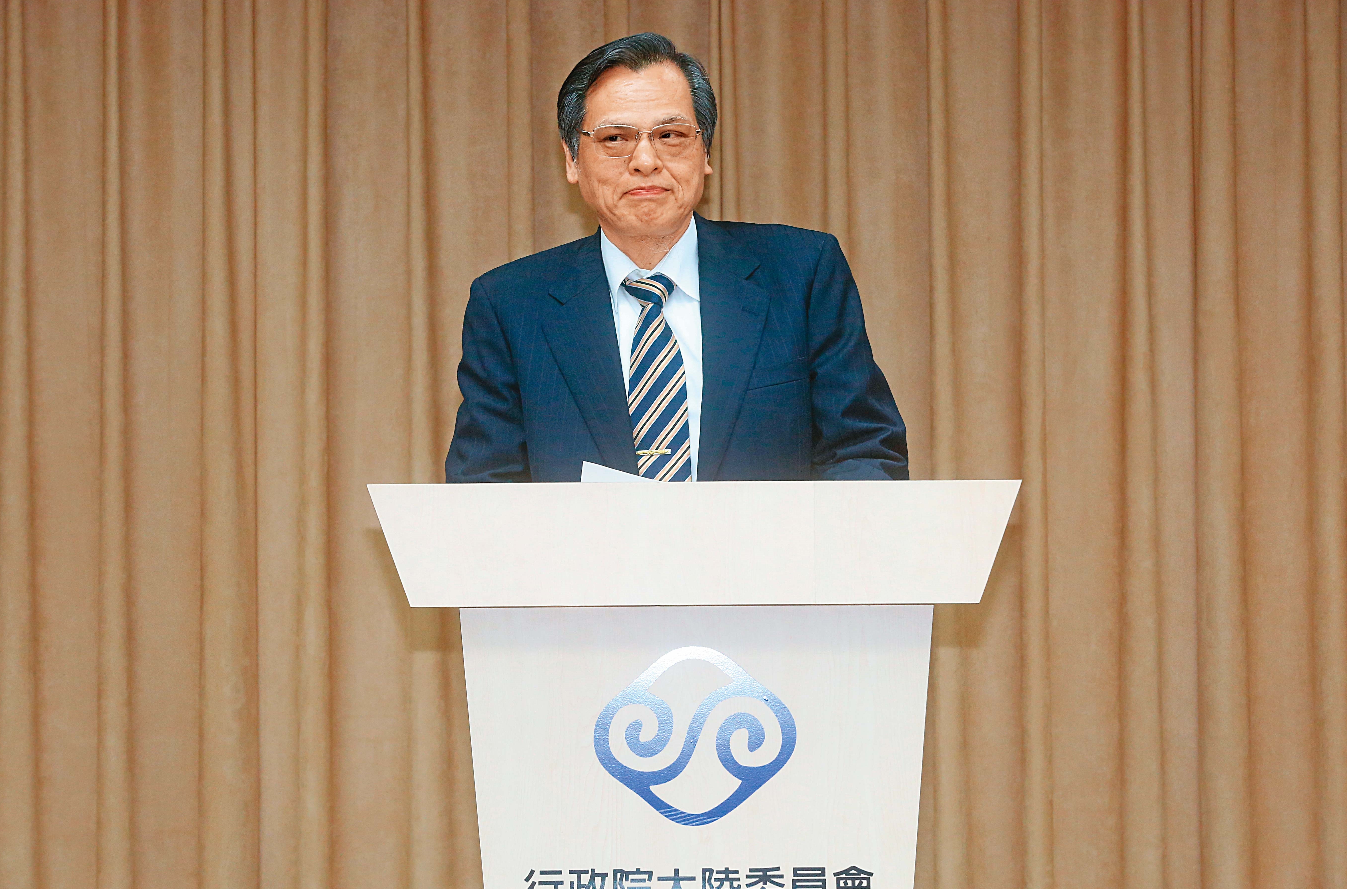 全台灣最好的大學碩士論文有制式化範例，陳明通用一種最快速的方式幫學生取得學位，論文已跟罐頭沒什麼兩樣了。