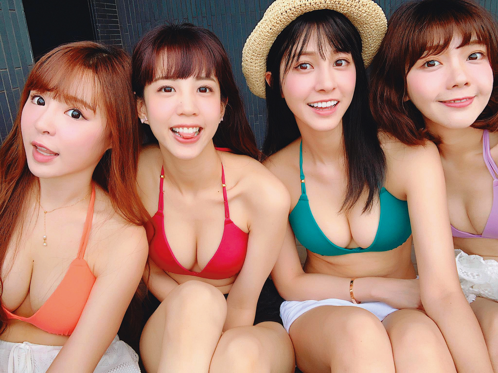 去年元元（左一）捲入閨密荳荳（左二）男友何孟遠劈腿事件，鬧得沸沸揚揚，如今友情已不復見。（翻攝自荳荳臉書）
