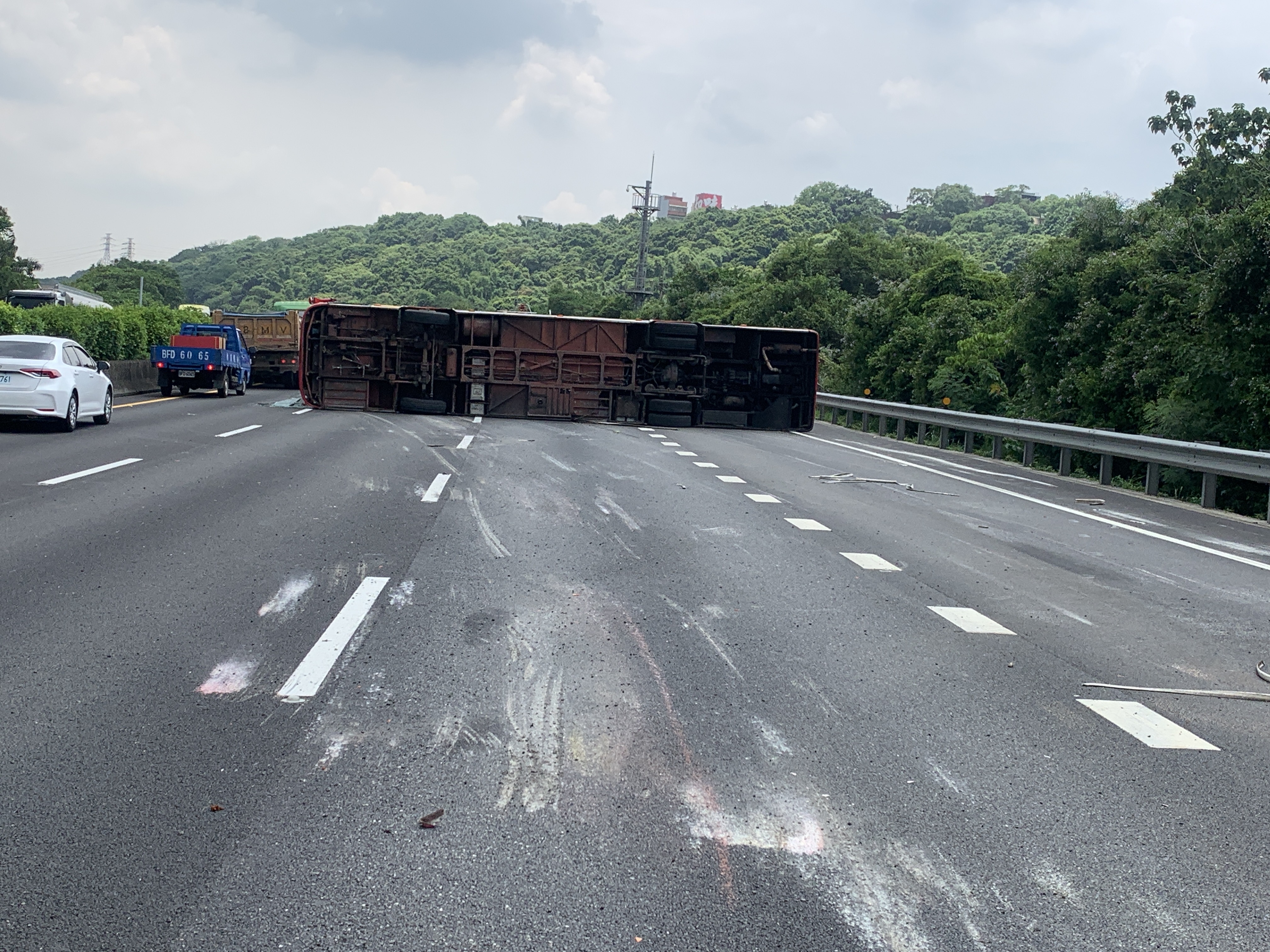 客運翻覆佔據南下車道,一度造成回堵。(翻攝畫面)