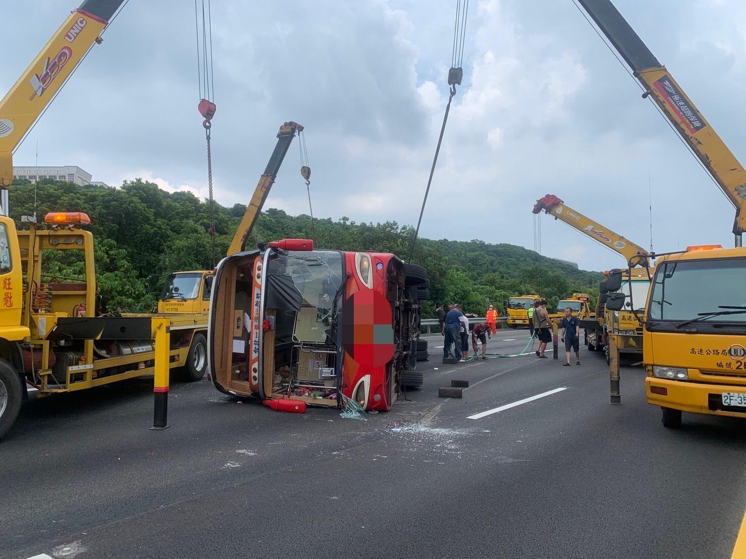 警方通知吊車到場將客運拖離現場。(翻攝畫面)