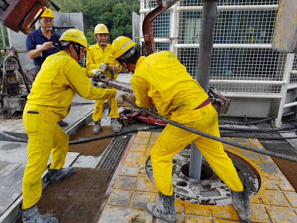 發生夾死女員工的中油鑽井平台,圖為案發後其他同事模擬事發經過。(翻攝照片)