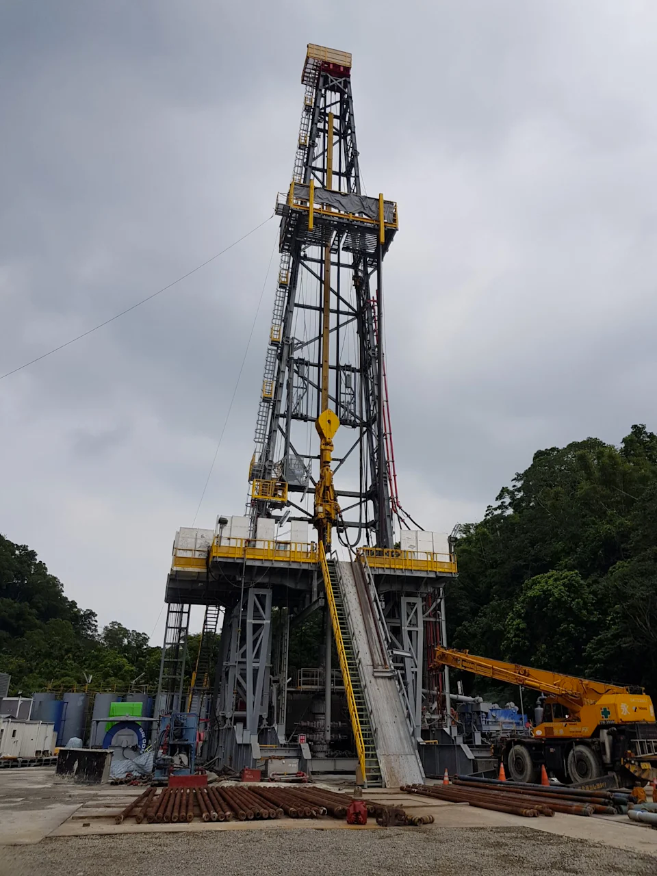意外發生在苗栗錦青礦場錦水區84號井,當時意外發生於探井工程隊距離地面10.7米處之井心工作平台。(翻攝照片)