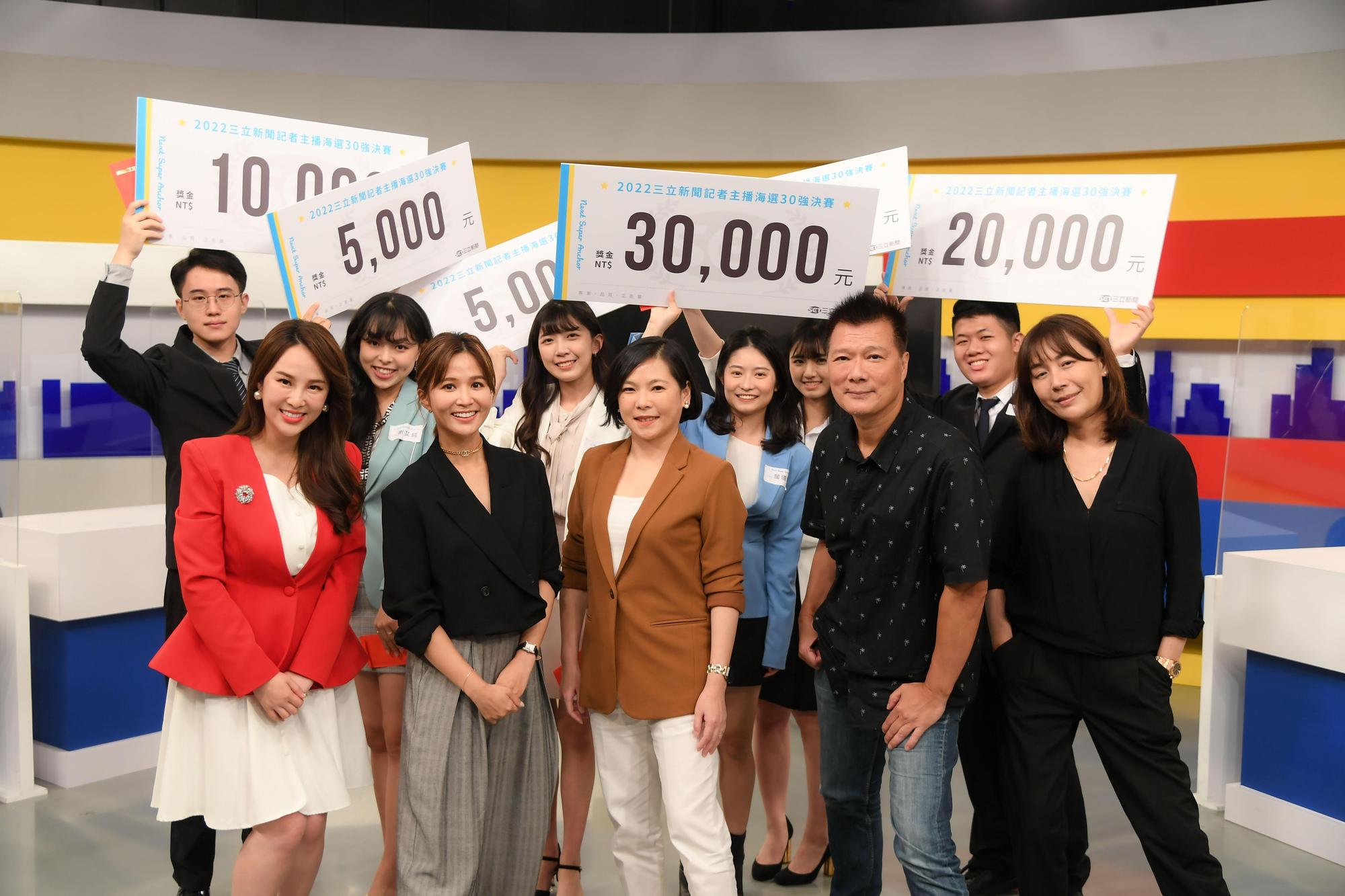 活動結束後,白舒樺、張齡予、蔡詩萍、吳怡霈及陳婉若與入圍者合照。(三立提供)