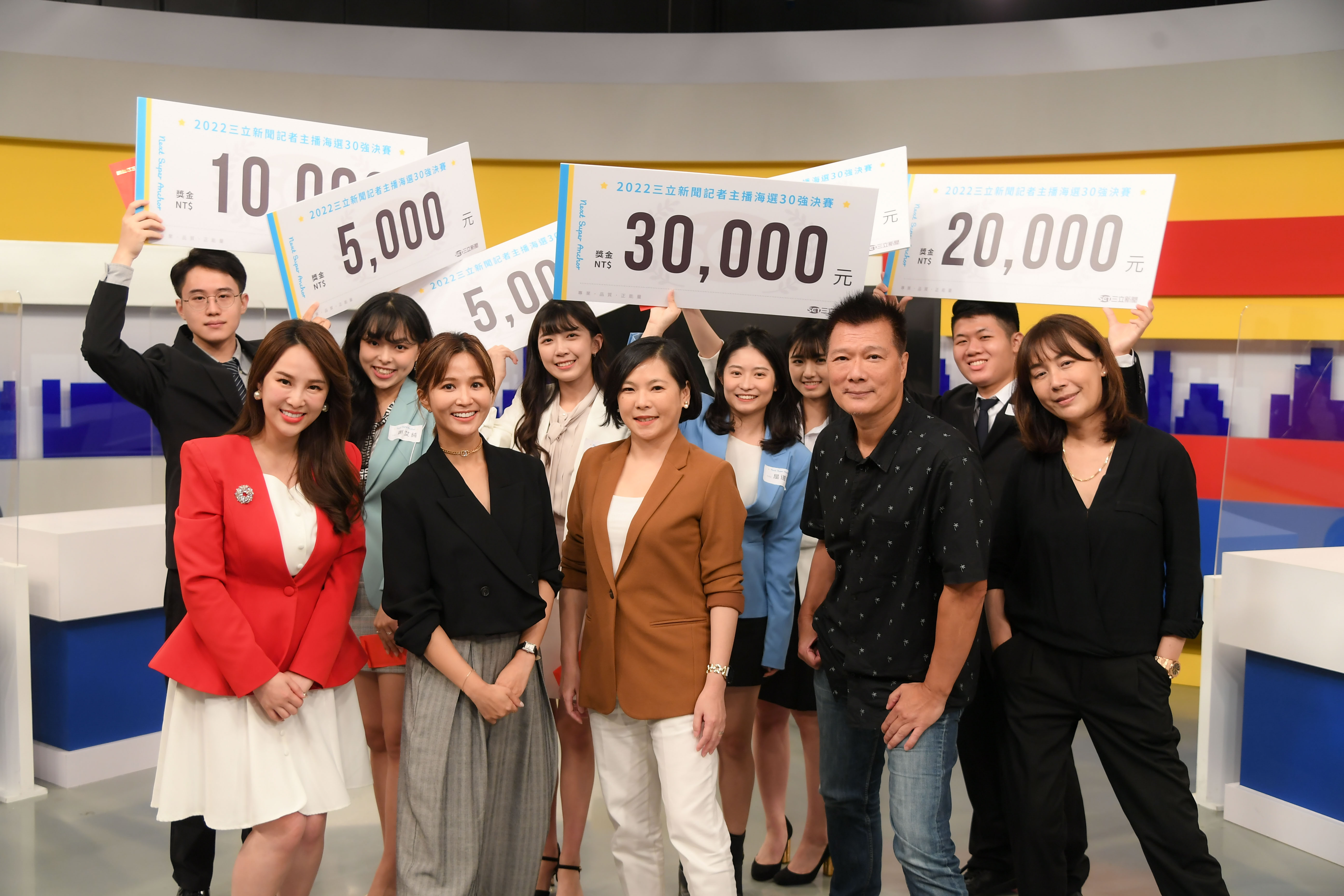 活動結束後，白舒樺、張齡予、蔡詩萍、吳怡霈及陳婉若與入圍者合照。（三立提供）