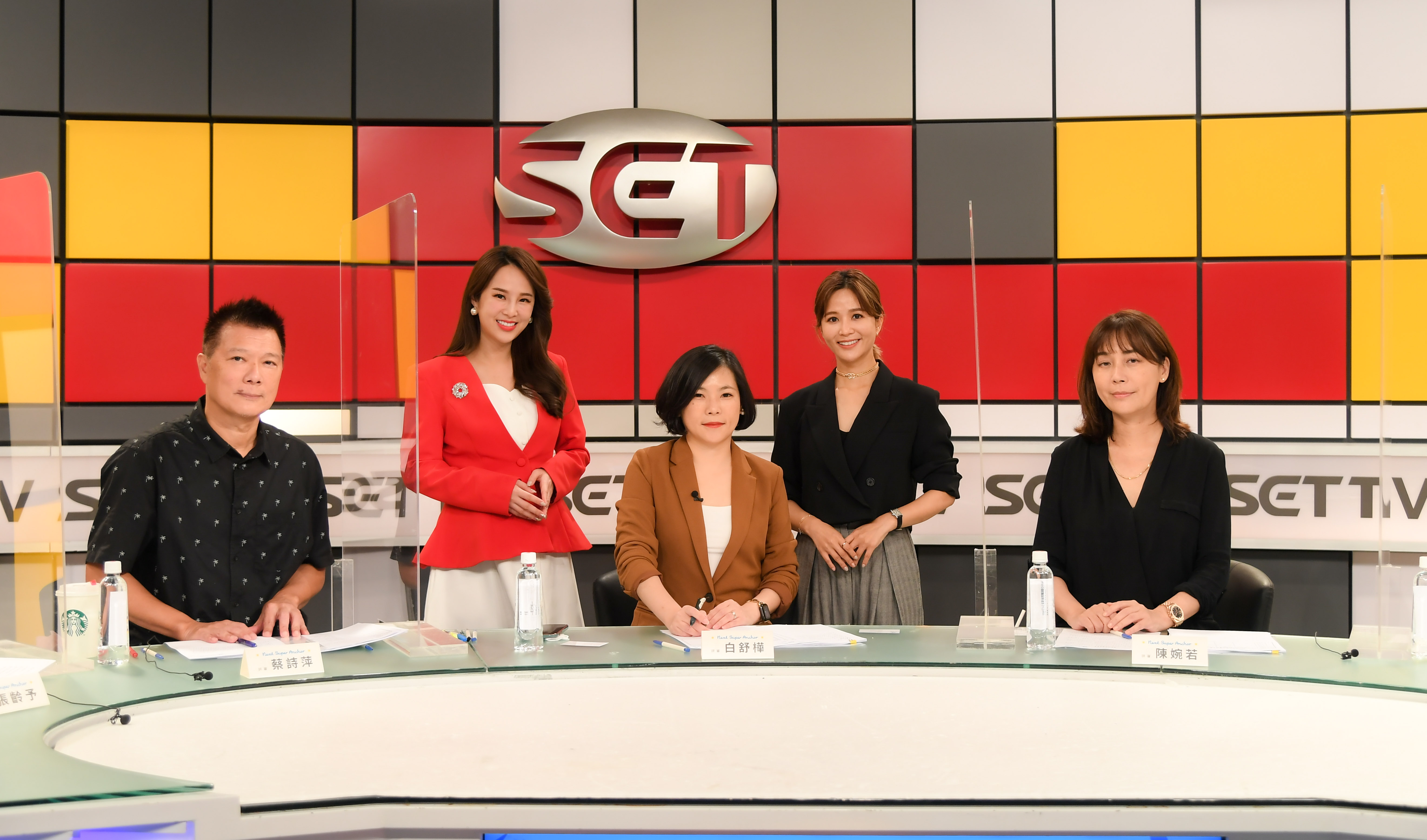 由三立新聞副總經理白舒樺、主播張齡予、資深媒體人蔡詩萍、前三立主播吳怡霈以及伊林娛樂副董事長陳婉若擔任評審。（三立提供）