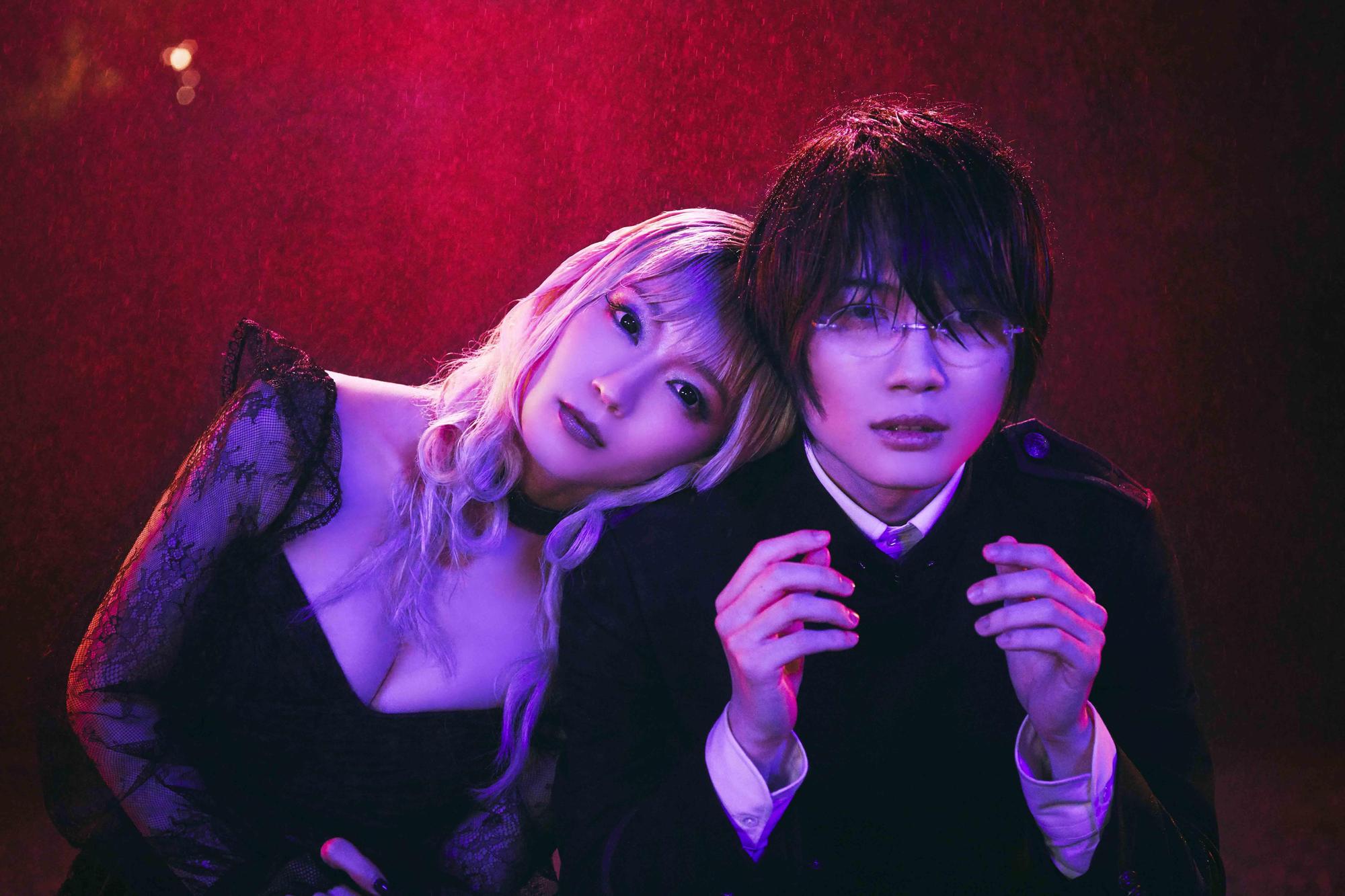 神木隆之介(右)飾演一名高中生,因擁有看得見妖怪、吸引妖怪的特殊能力,能看見「女郎蜘蛛」吉岡里帆。(天馬行空提供)
