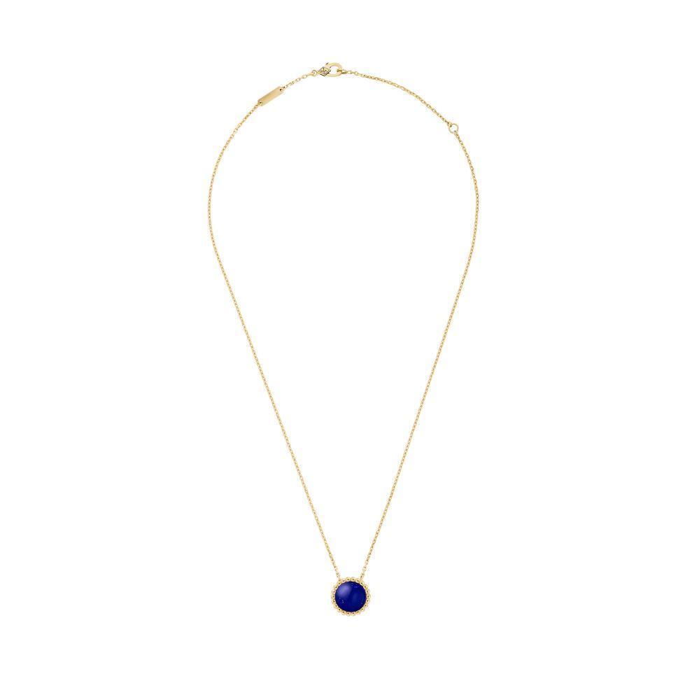 Van Cleef & Arpels_Perlée couleurs吊墜,黃K金及青金石。NT$74,000(梵克雅寶提供)