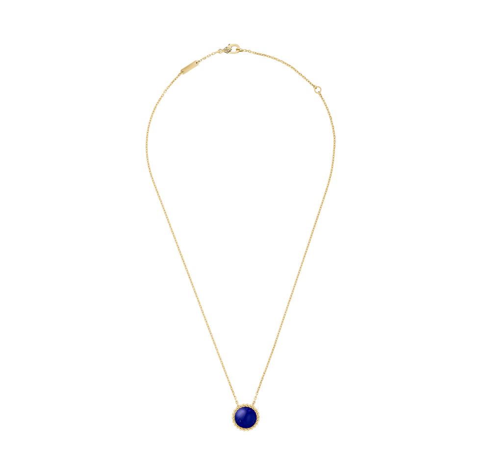Van Cleef & Arpels_Perlée couleurs吊墜,黃K金及青金石。NT$74,000(梵克雅寶提供)