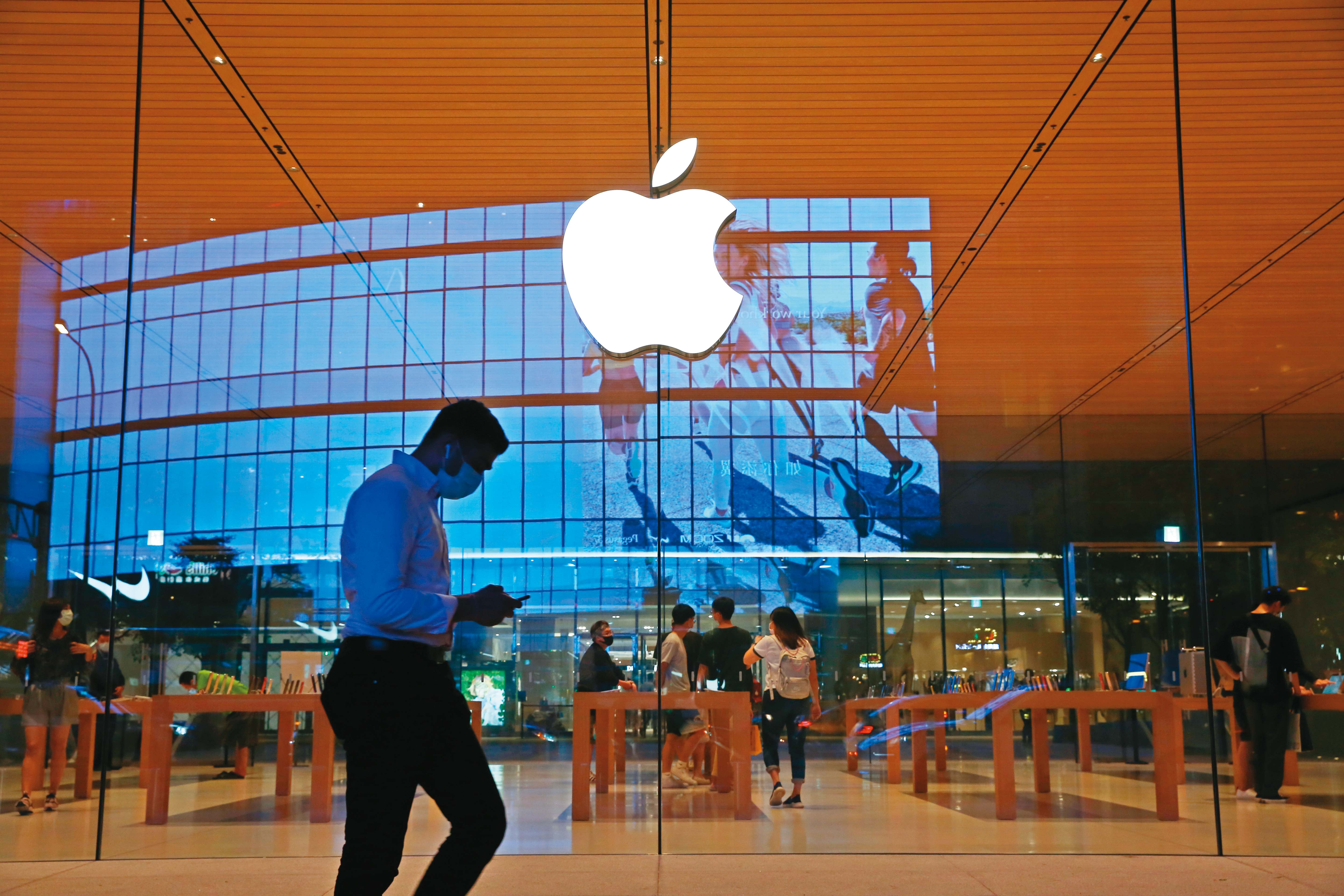 蘋果最新季報顯示，盈餘衰退了10.5％，但高於分析師的預期，股價上漲。