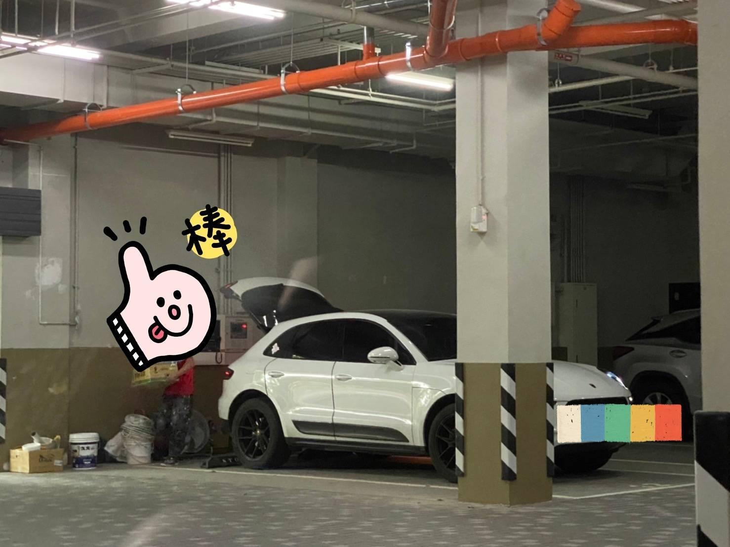 「做工的人」把保時捷當貨車,原因超勵志。(翻攝劉芯彤臉書)