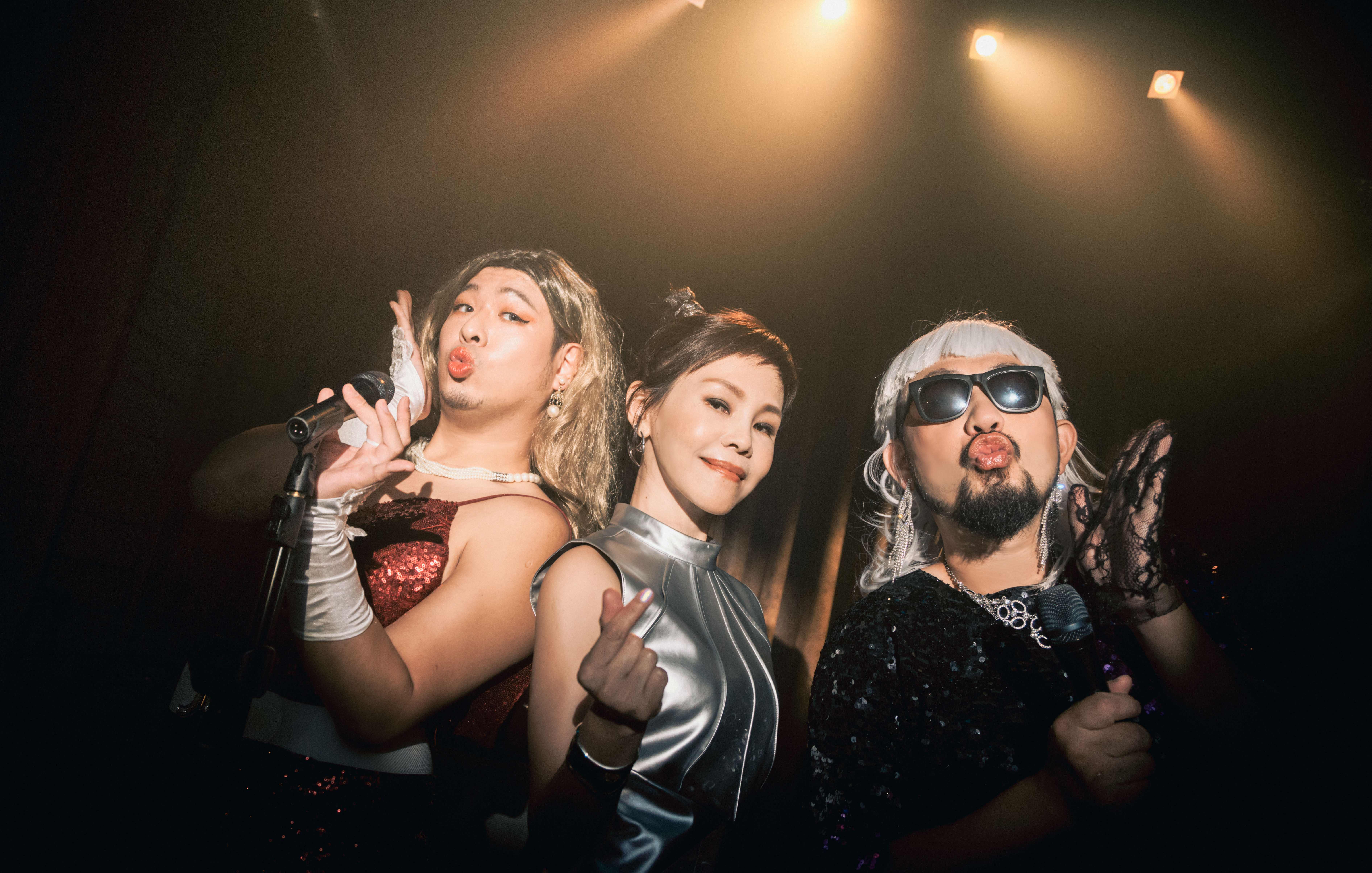 〈我要把你嚇死喔〉MV，彭佳慧化身帥氣搖滾名伶，除了UG、阿強扮演和聲天使。（新視紀整合行銷提供）