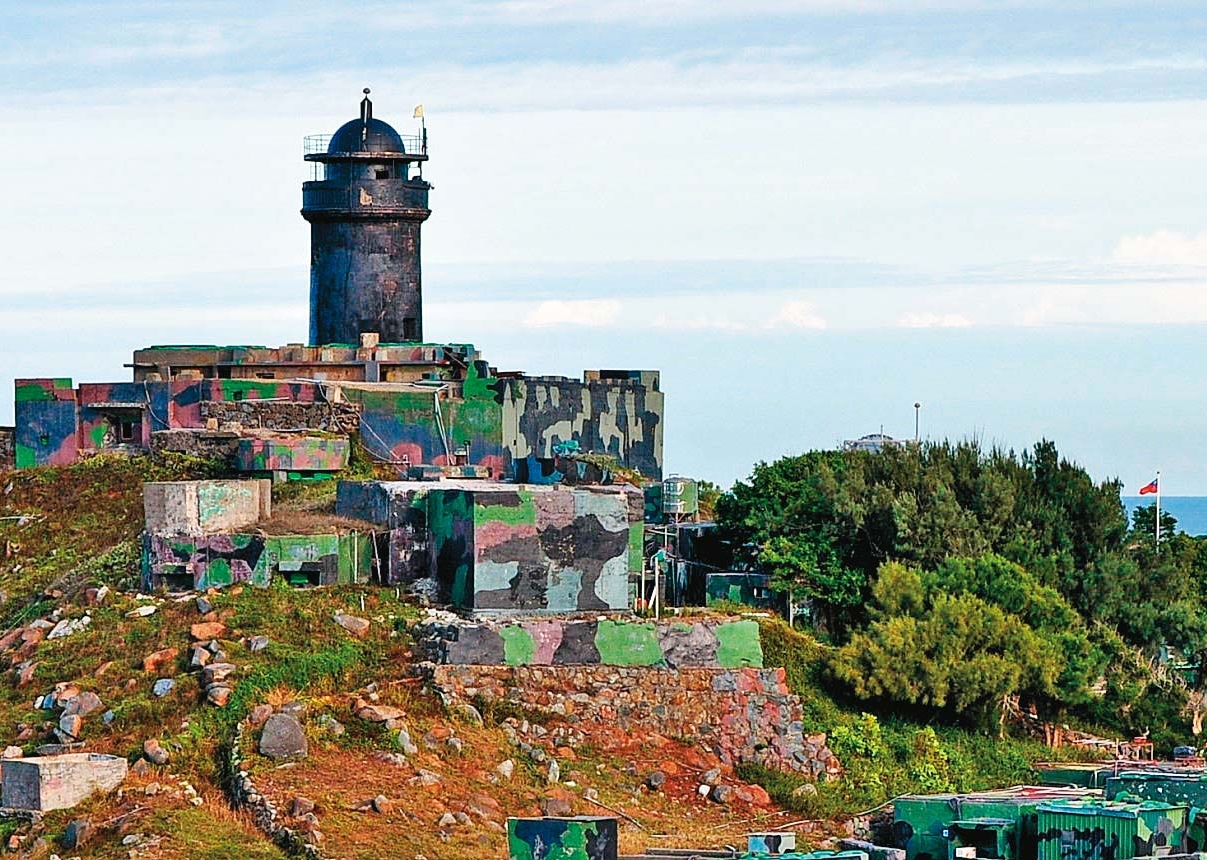 上週，共軍無人偵察機飛越烏坵島上空，遭我方守軍以信號彈驅離。（翻攝金門縣烏坵鄉公所官網）