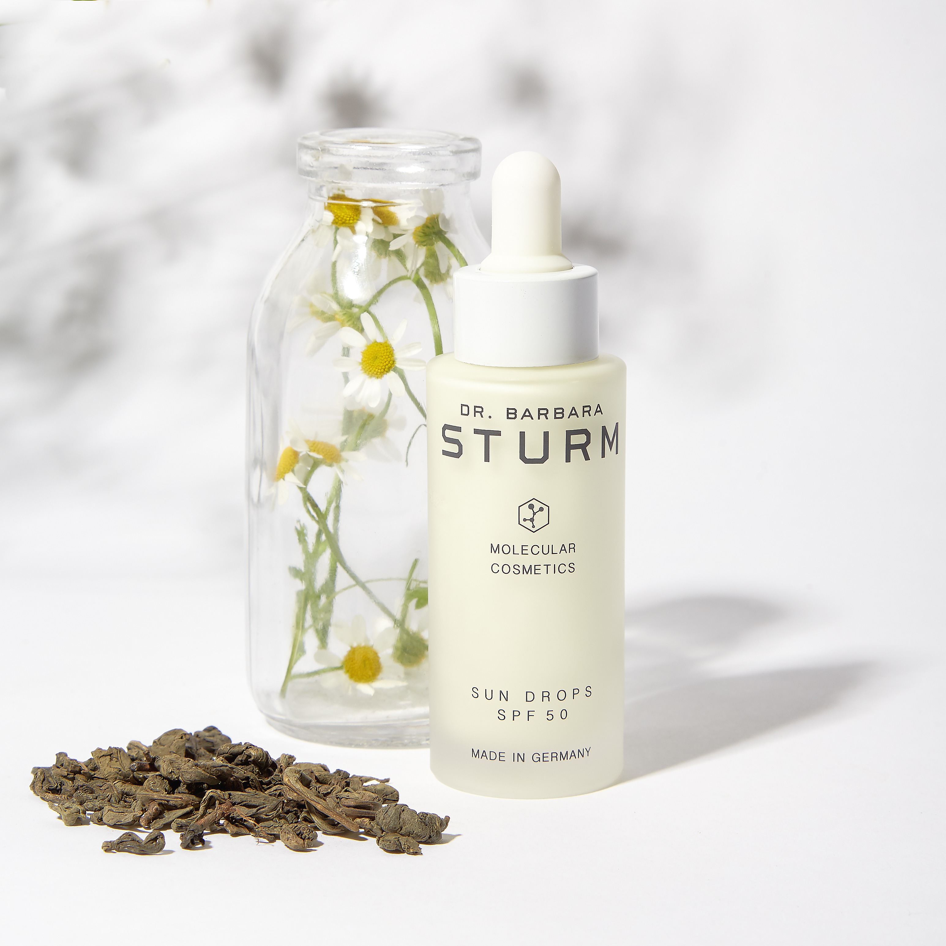 抗UV防曬精露 SPF50 30ml NT$4,800 Dr. Barbara Sturm。(10/10 APOTHECARY提供)
