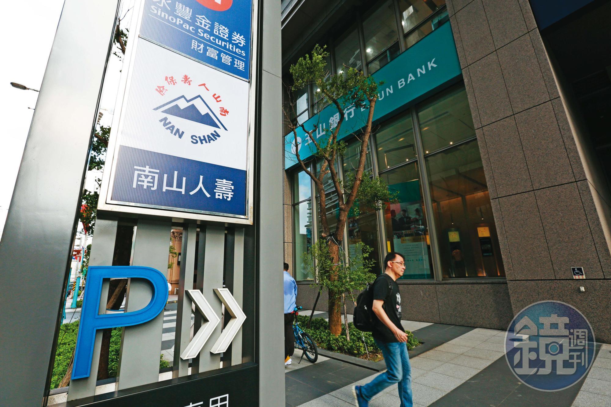 過去幾年人壽保險公司推出不少美元保單,近半年美國大幅升息,致債券市值下跌不少。