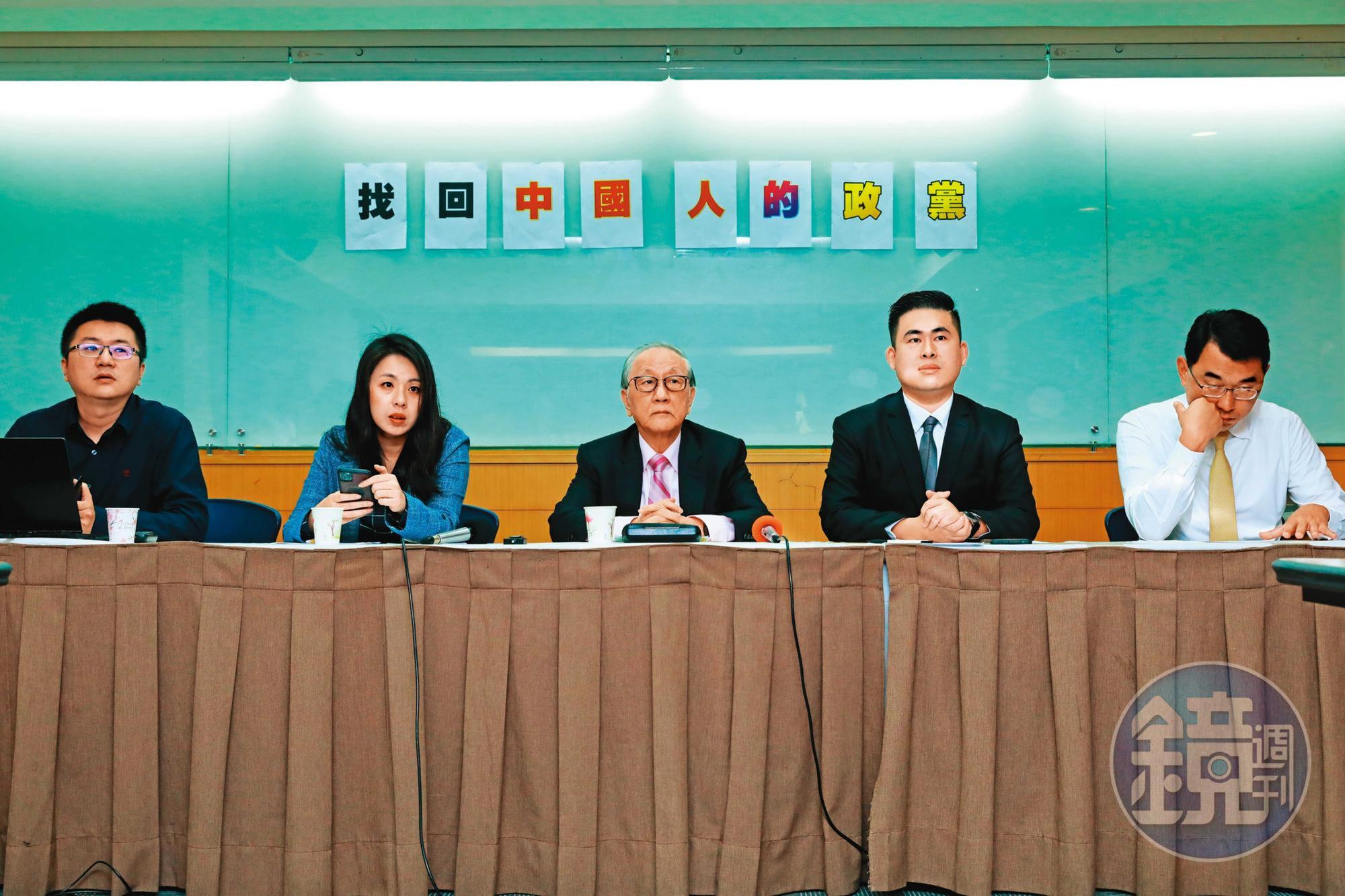 郁慕明（中）向股東聲稱，他在對岸政商關係好，他任董事長可當公司門神。圖為2021年郁慕明以新黨榮譽主席身分，召開記者會。