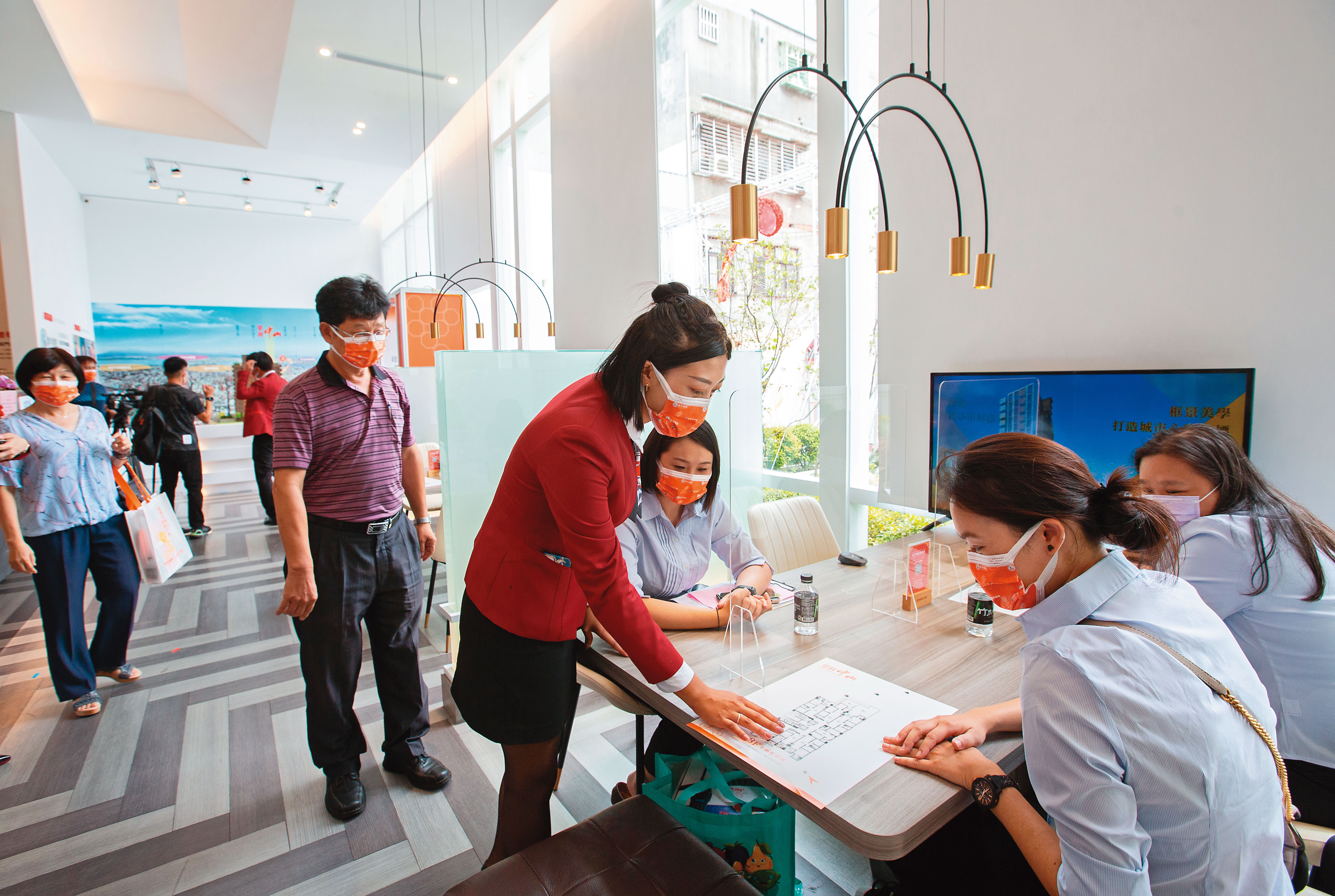 還不到一年以前，預售屋案場人潮滿滿盛況隨處可見。