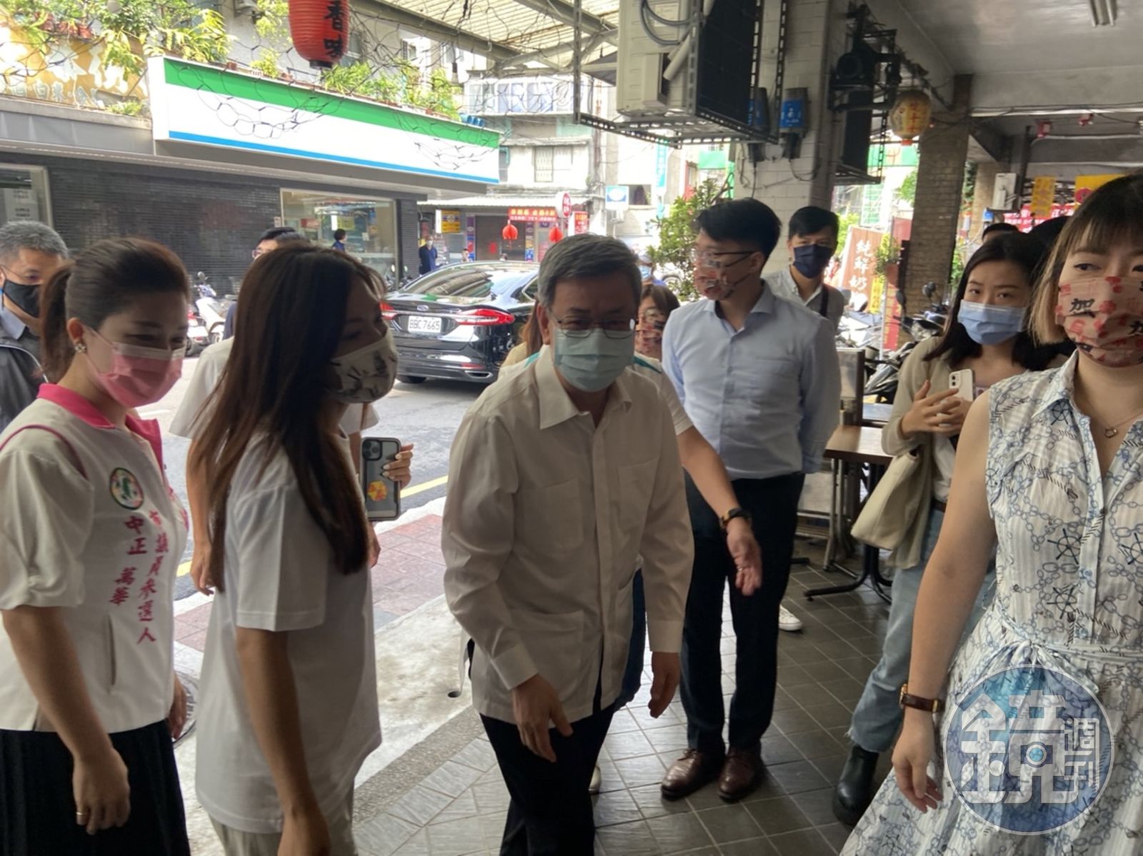 前副總統陳建仁(中),以民進黨台北市長參選人陳時中競選總部主委的身分,啟動地方行程。