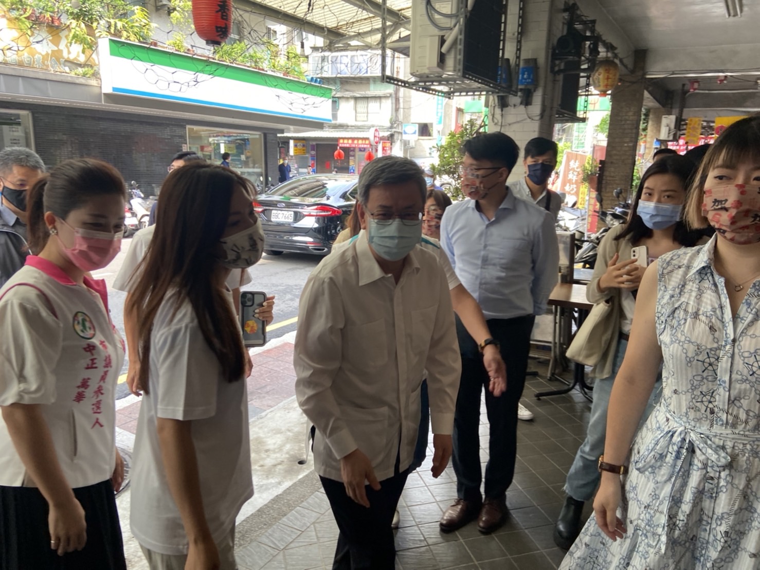 前副總統陳建仁（中），以民進黨台北市長參選人陳時中競選總部主委的身分，啟動地方行程。