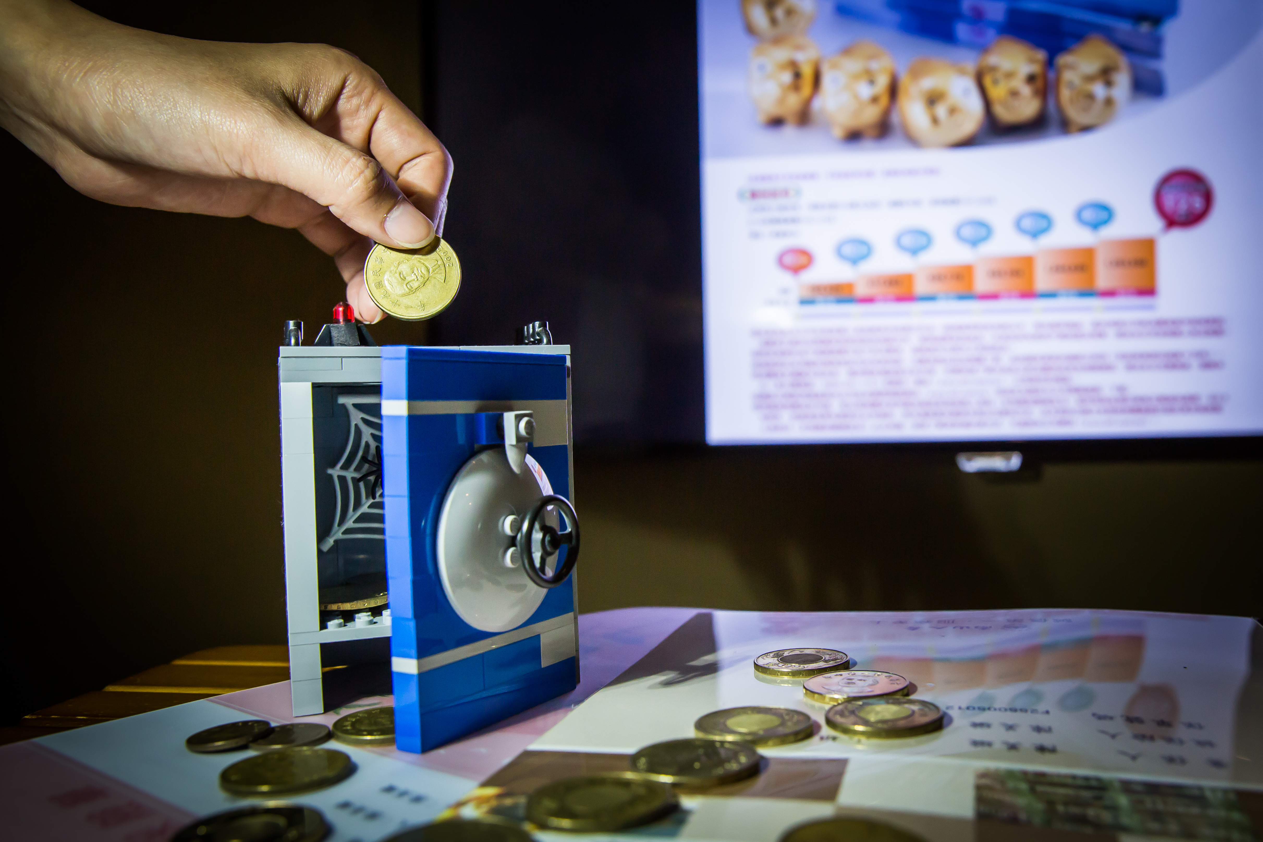 為避免保費遭盜取，繳交保費最好以信用卡或匯款方式處理。（本刊資料照）