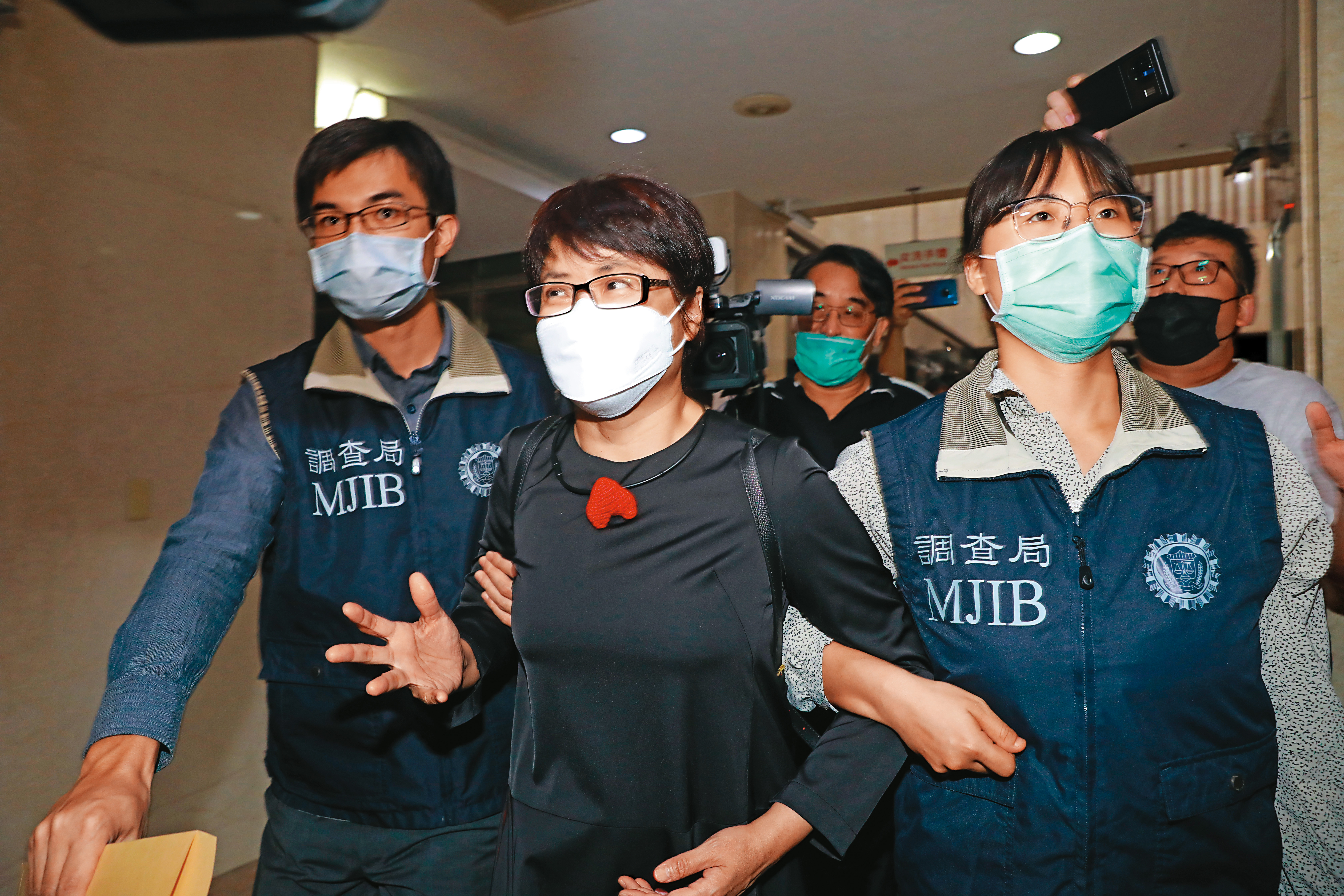 北市勞動局長陳信瑜涉嫌利用職務詐領特別費，遭調查局押進台北地檢署複訊，檢方以20萬元交保。