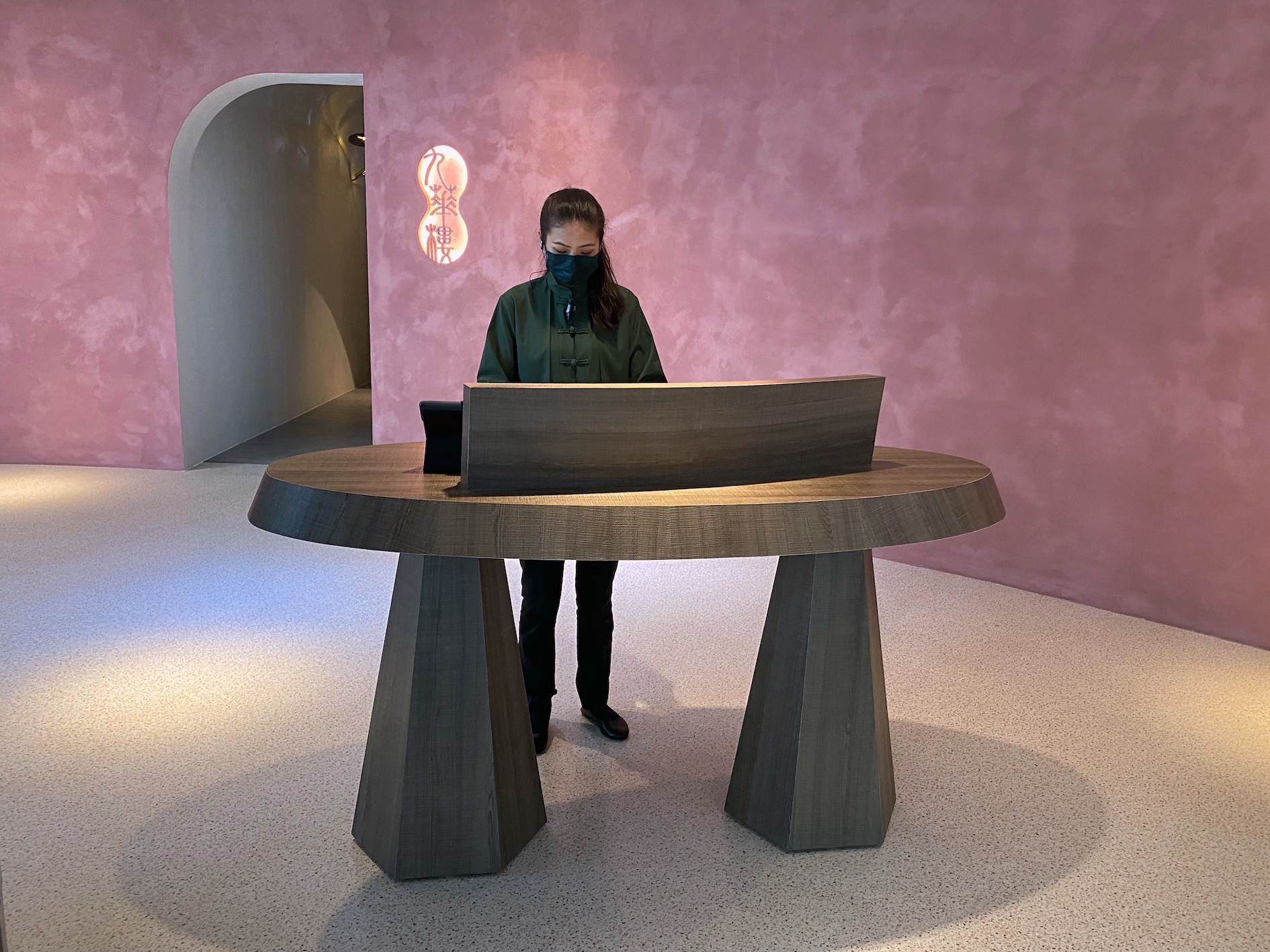 九華樓門面相當低調簡練，櫃台也沒有中式老派感。