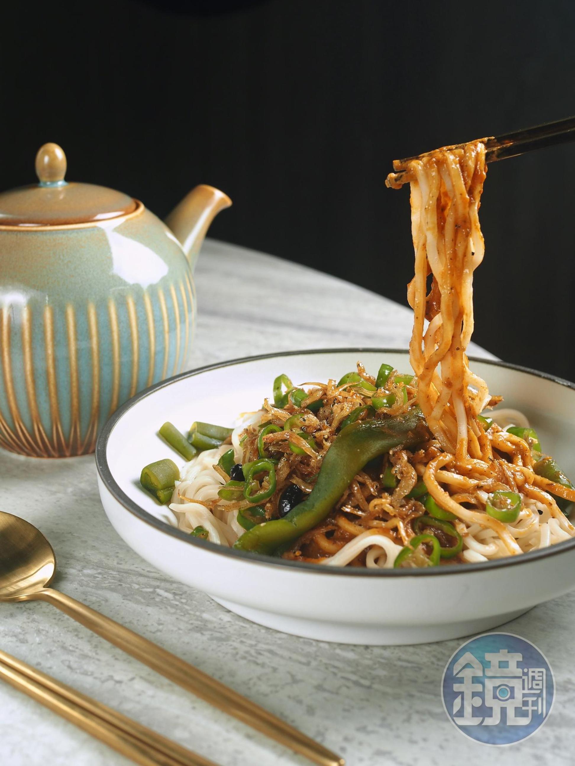 「椒香青龍吻仔魚麵」帶Q的拉麵裹著烤青龍椒醬、剝皮辣椒、酥炸青辣椒的多層次椒香，很希望他們出調理包。（380元／份）