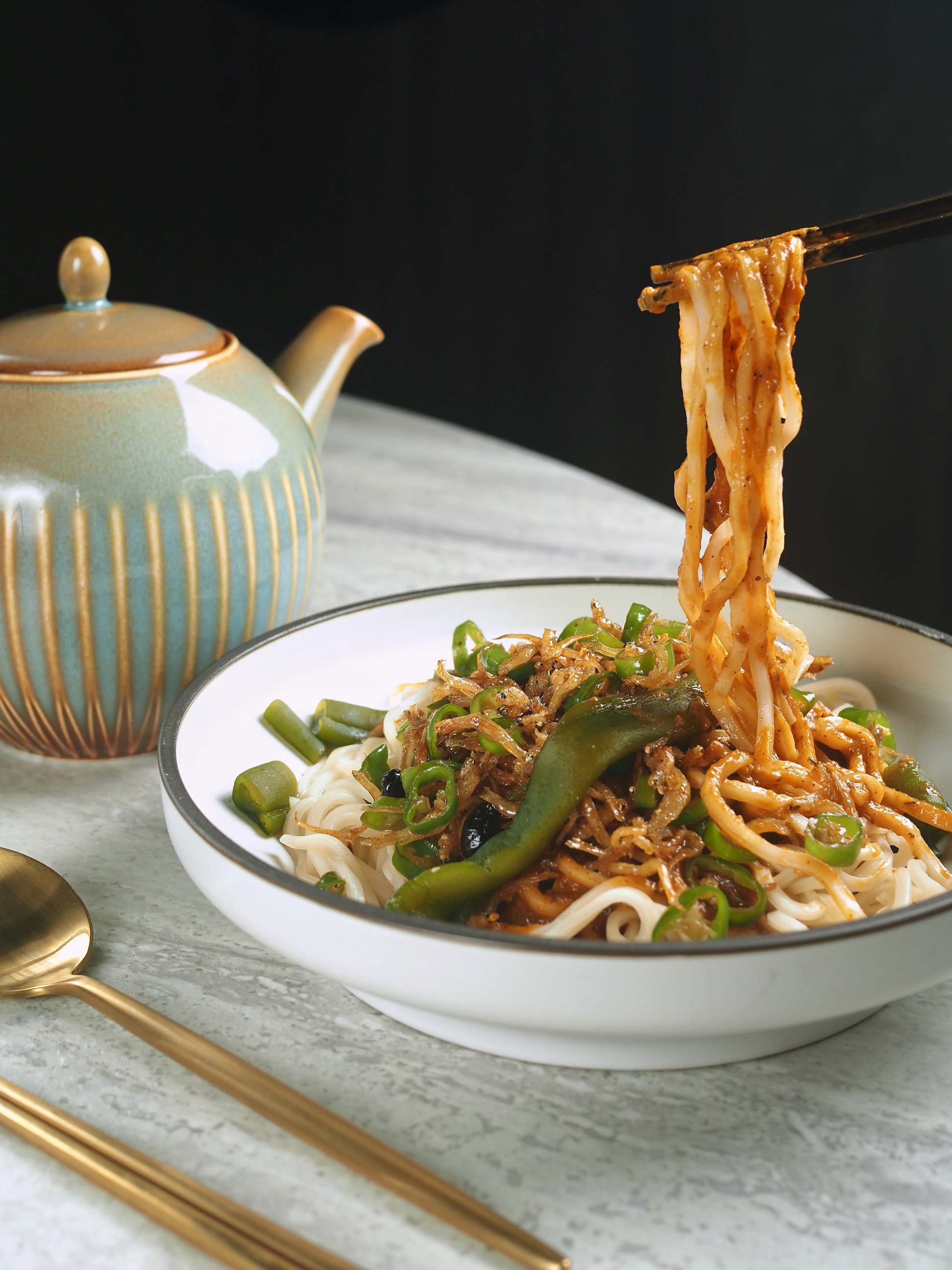 「椒香青龍吻仔魚麵」帶Q的拉麵裹著烤青龍椒醬、剝皮辣椒、酥炸青辣椒的多層次椒香，很希望他們出調理包。（380元／份）
