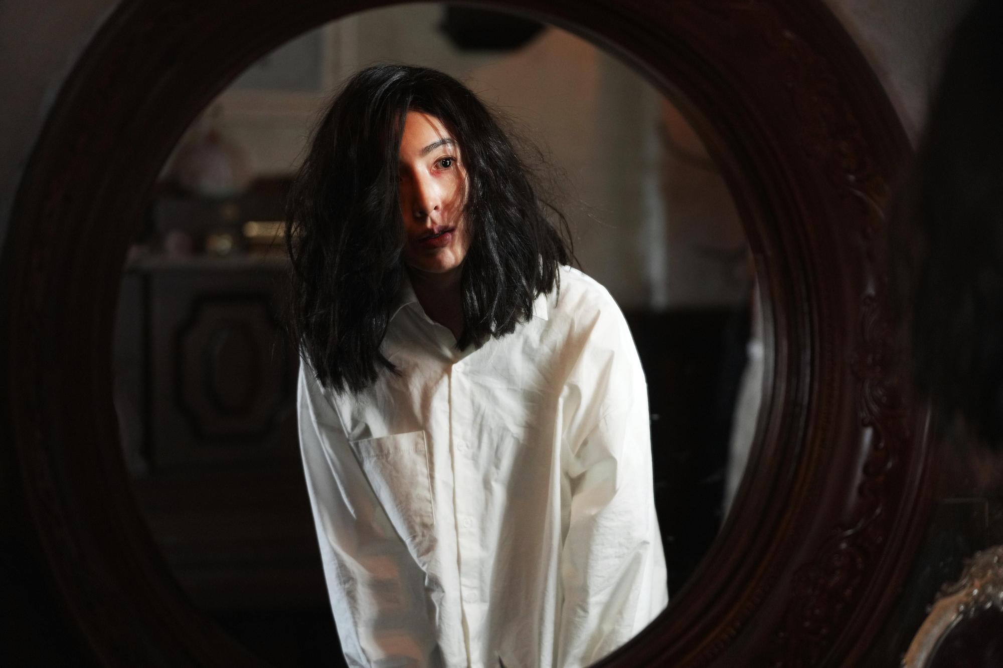 楊謹華在《民雄鬼屋》一人分飾兩角,其中妹妹「何德心」從小缺乏家庭溫暖,對人生不抱希望,並極度自卑。(采昌、馬棋朵提供)