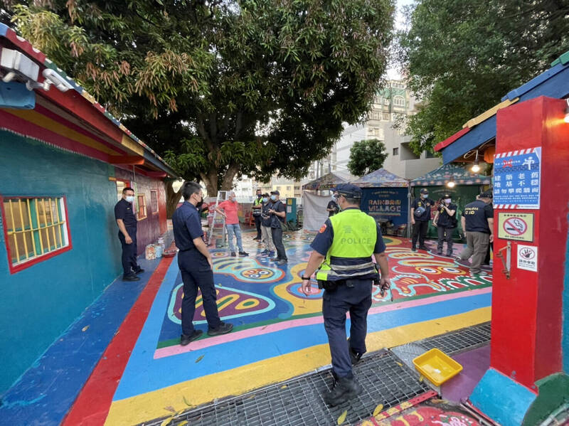 彩虹眷村遭到業者塗漆破壞彩繪畫作，警方依現行犯逮捕該公司14人。（本刊資料照）