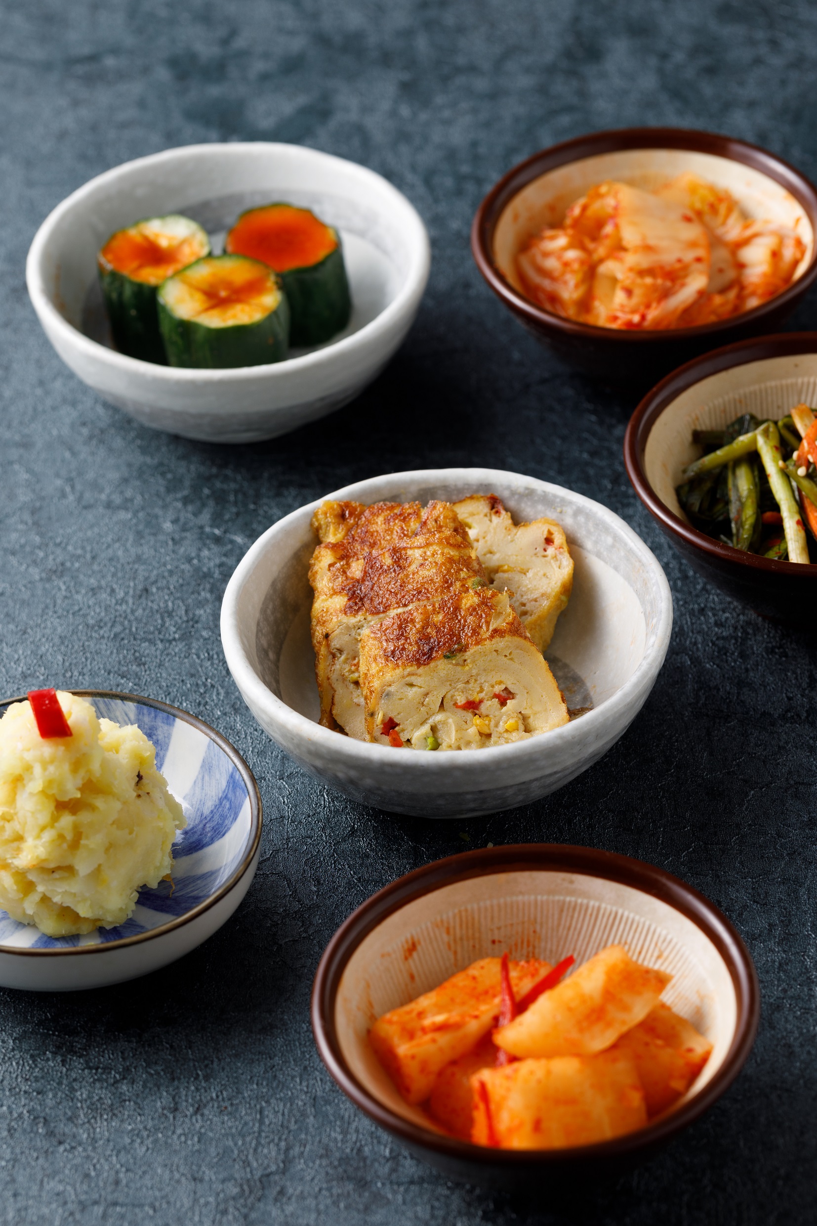 天然發酵的各式「宮廷泡菜」與小菜，口味非常道地。（30元／份）
